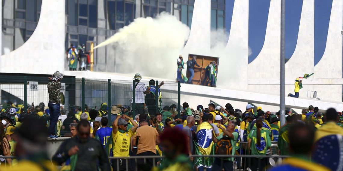 Manifestantes invadem Congresso, STF e Palácio do Planalto.