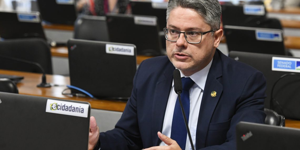 CMMPV 1164/2023 – Comissão Mista da Medida Provisória n° 1164 Comissão Mista da Medida Provisória (CMMPV) n° 1164, de 2023, que recria o programa Bolsa Família, realiza reunião deliberativa para apreciação da matéria. 
Em pronunciamento, à bancada, senador Alessandro Vieira (PSDB-SE).
Foto: Jefferson Rudy/Agência Senado