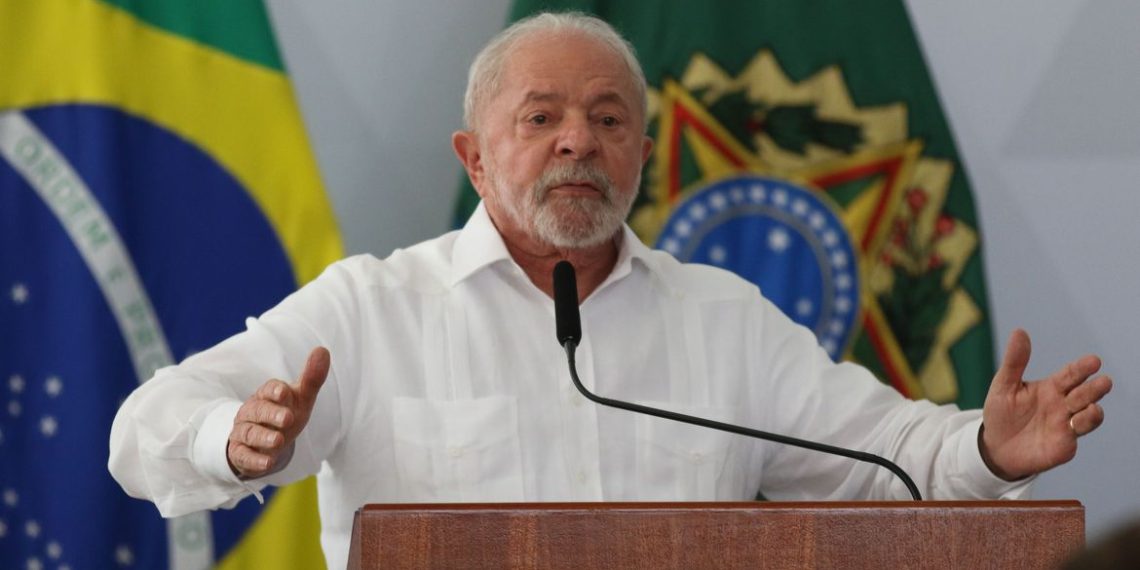 Brasília (DF), 28/04/2023 - O presidente Lula participa, da cerimônia de sanção do PLN 2/23 e assinatura da Medida Provisória que concede reajuste de 9% aos servidores do Executivo federal. Foto José Cruz/Agência Brasil.