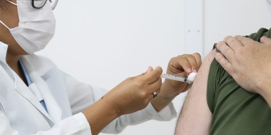 vacinacao_covid_no_hospital_universitario___foto_marcelle_cristinne_(4)