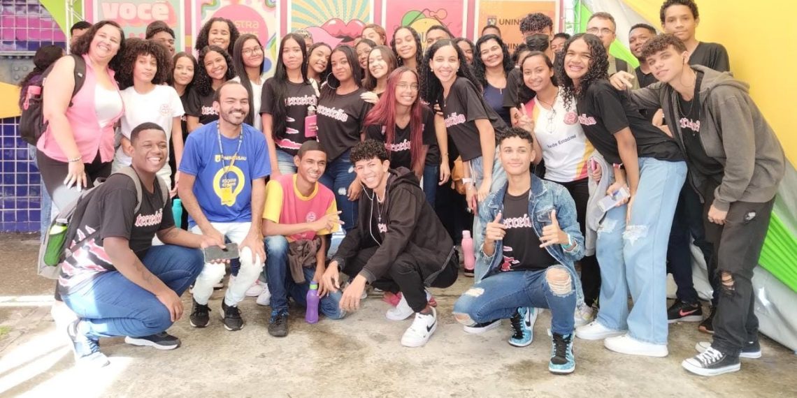 Alunos participam de atividade em instituição de ensino superior de Aracaju
