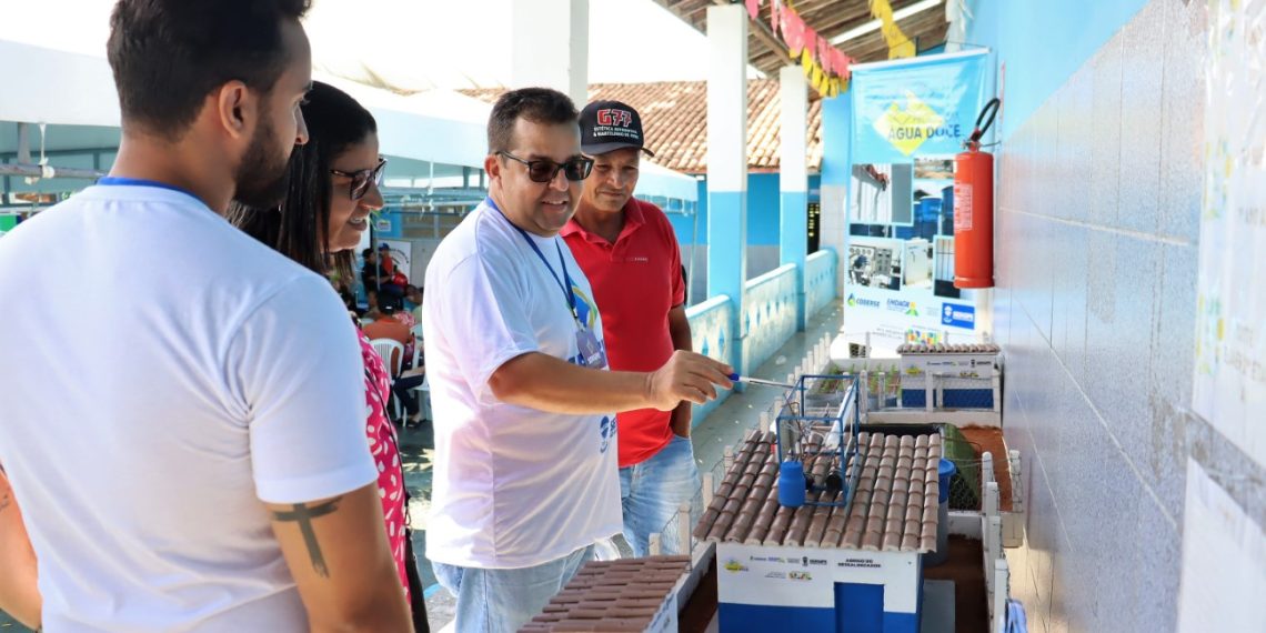 População presente ao ‘Sergipe é aqui’ teve interesse na maquete do Programa Água Doce [foto - Fernando Augusto - Ascom-Coderse] (1)