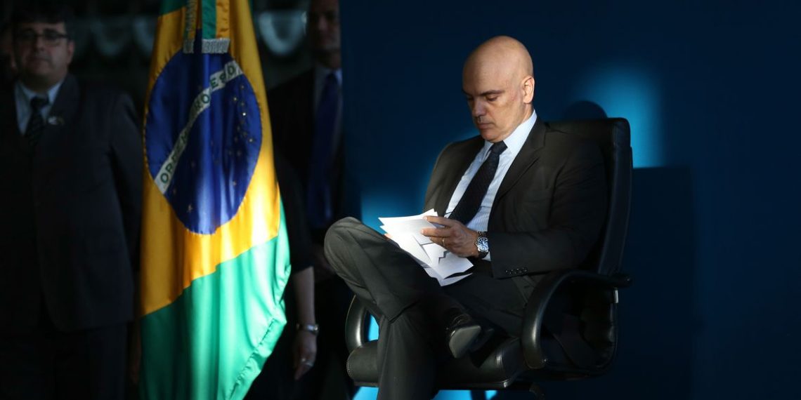 Brasília - Ex-ministro Alexandre de Moraes, que vai para o STF, transmite o cargo ao novo ministro da Justiça e Segurança Pública, Osmar Serraglio, em solenidade no ministério (Fabio Rodrigues Pozzebom/Agência Brasil)