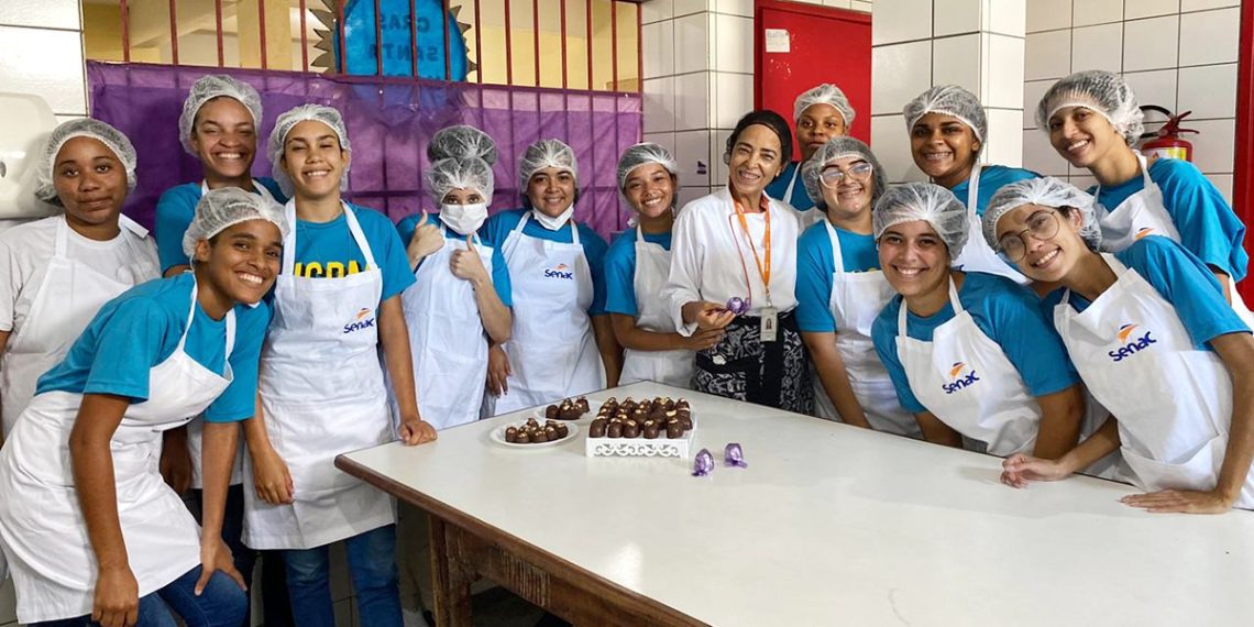 Instituto JCPM realiza oficina de bombons e trufas no bairro Santa Maria