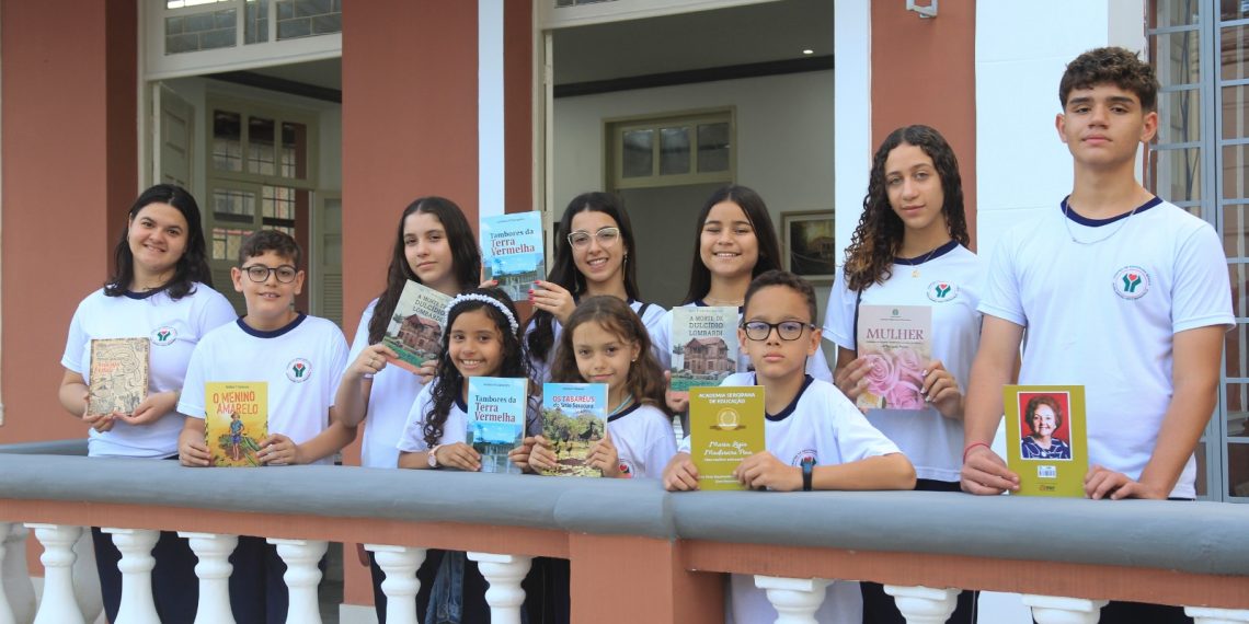 Alunos do CEBAPM com obras de autores sergipanos_Victor Caldas