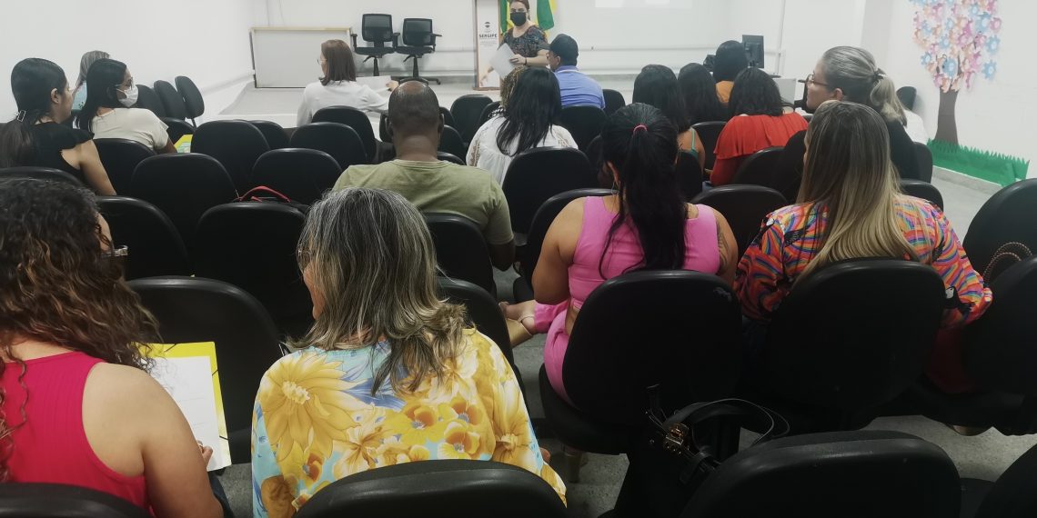 Professora Ana Flora discute conteúdo teórico do curso de formação junto aos professores