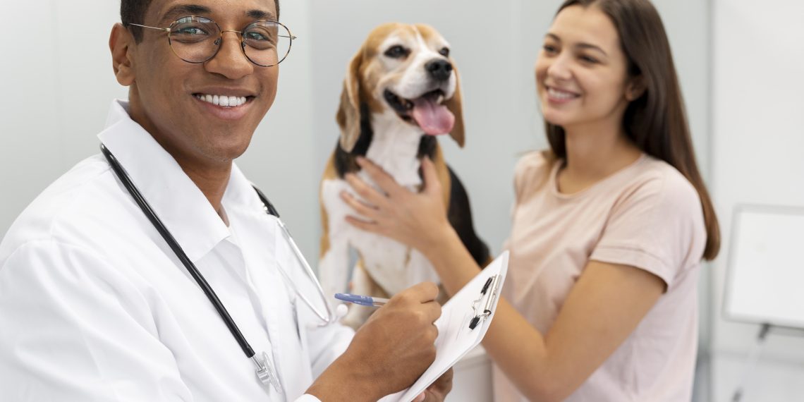 pessoas-tiro-medio-com-cachorro-fofo