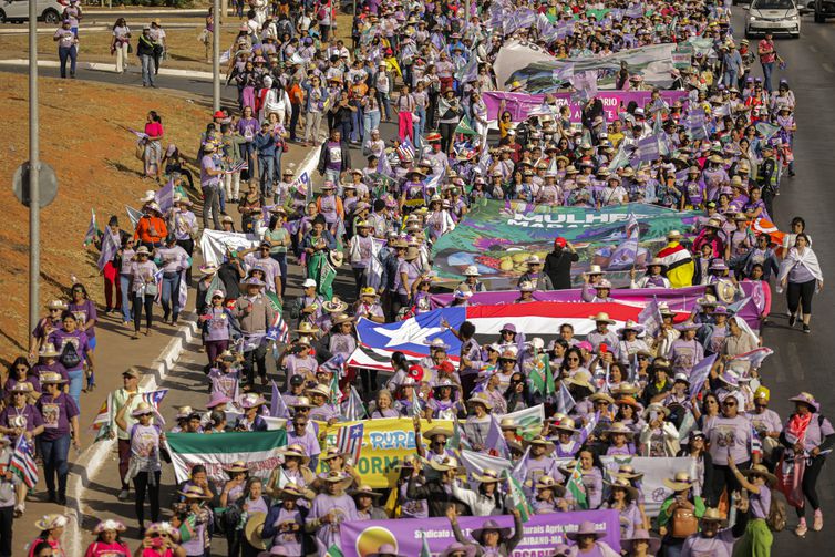 Brasília (DF) 16/08/2023 - Mulheres agricultoras realizam a 7ª Marcha das Margaridas.
O evento, que é feito de quatro em quatro anos, traz para a capital federal as pautas políticas das mulheres do campo, da floresta, das águas e das cidades. A última edição foi em 2019. Desta vez, o lema é "Pela Reconstrução do Brasil e pelo Bem Viver".
Foto: Joédson Alves/Agência Brasil