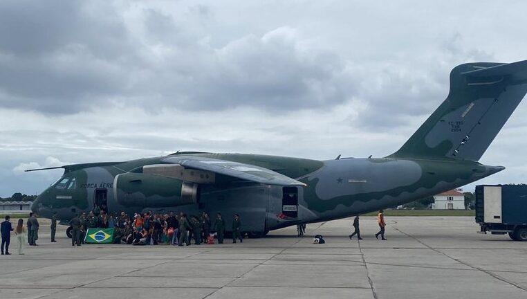 novo-voo-de-repatriacao-desembarca-no-brasil-com-66-brasileiros-e-tres-bolivianas-7ac92