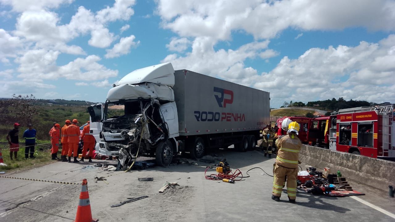 Colisao-entre-caminhoes-deixa-condutor-preso-as-ferragens-em-Socorro_Foto-Ascom-PRF_30-11-2023