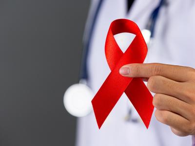 o-medico-possui-uma-fita-vermelha-conscientizacao-sobre-o-hiv-dia-mundial-da-aids-e-dia-mundial-da-saude-sexual_5