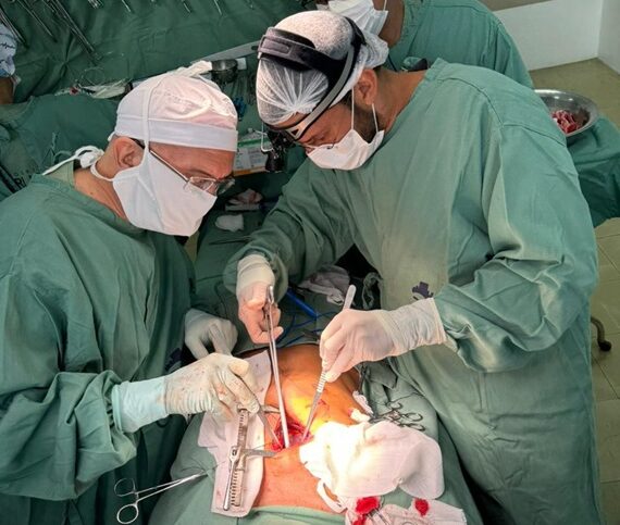 Equipe-realizando-a-cirurgia-minimamente-invasiva-SE-noticias