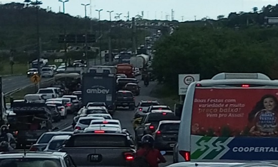 acidente_br235_transito_lento_foto_redesocial_120123