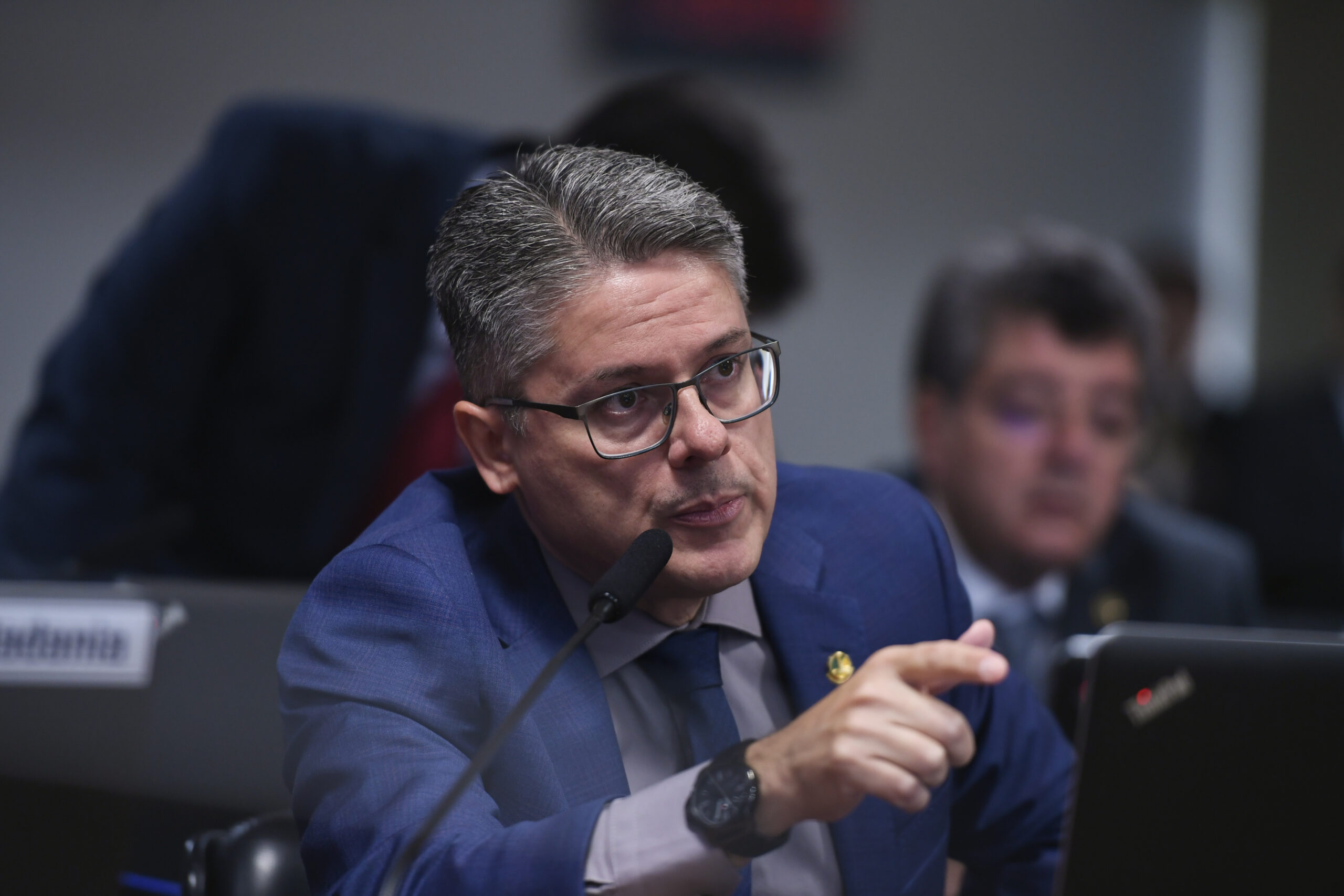 Comissão de Assuntos Econômicos (CAE) realiza reunião com 7 itens. Entre eles, o PL 6.232/2023, que Acrescenta art. 15-B à Lei nº 10.356, de 27 de dezembro de 2001, para instituir o Adicional de Especialização e Qualificação aos servidores do quadro de pessoal da Secretaria do Tribunal de Contas da União.
 
Bancada:
senador Alessandro Vieira (MDB-SE), em pronunciamento.

Foto: Edilson Rodrigues/Agência Senado