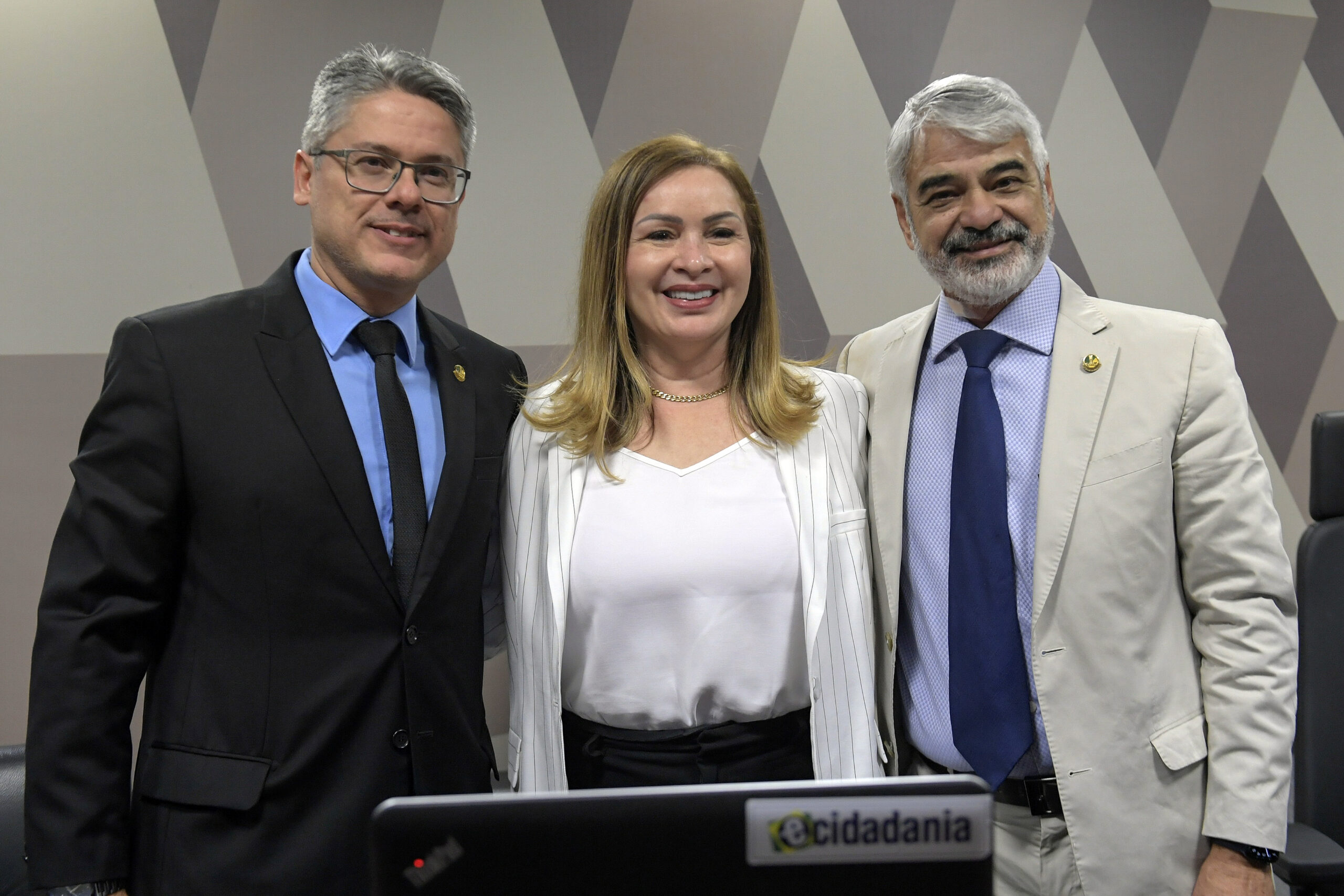 Comissão Mista Permanente sobre Mudanças Climáticas (CMMC) promove reunião para eleição do presidente, vice-presidente e relator do colegiado.

São eleitos a deputada Socorro Neri como presidente, o senador Humberto Costa como vice-presidente e o senador Alessandro Vieira como relator.

Pose:
relator senador Alessandro Vieira (MDB-SE);
presidente da CMMC, deputada Socorro Neri (PP-AC);
vice-presidente da CMMC, senador Humberto Costa (PT-PE).

Foto: Saulo Cruz/Agência Senado