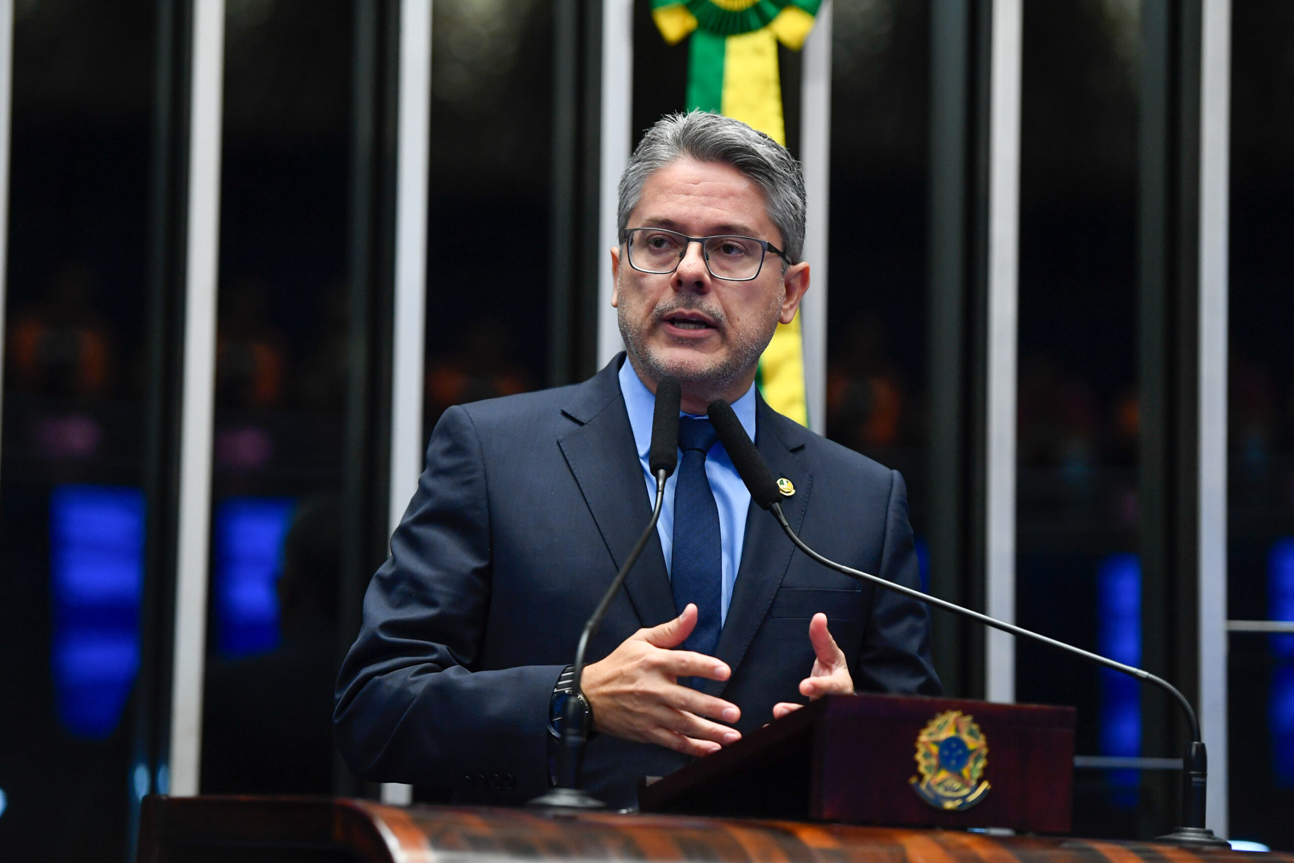Plenário do Senado Federal durante sessão deliberativa ordinária. 

Na ordem do dia, PEC 45/2023, que prevê como mandado de criminalização a posse e o porte de entorpecentes e drogas afins sem autorização ou em desacordo com determinação legal ou regulamentar. 

Em discurso, à tribuna, senador Alessandro Vieira (MDB-SE).

Foto: Roque de Sá/Agência Senado