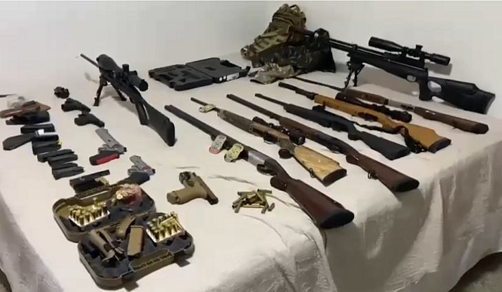 armas-encontradas-na-casa-do-suspeito-de-chacina-foto-pc-de-alagoas