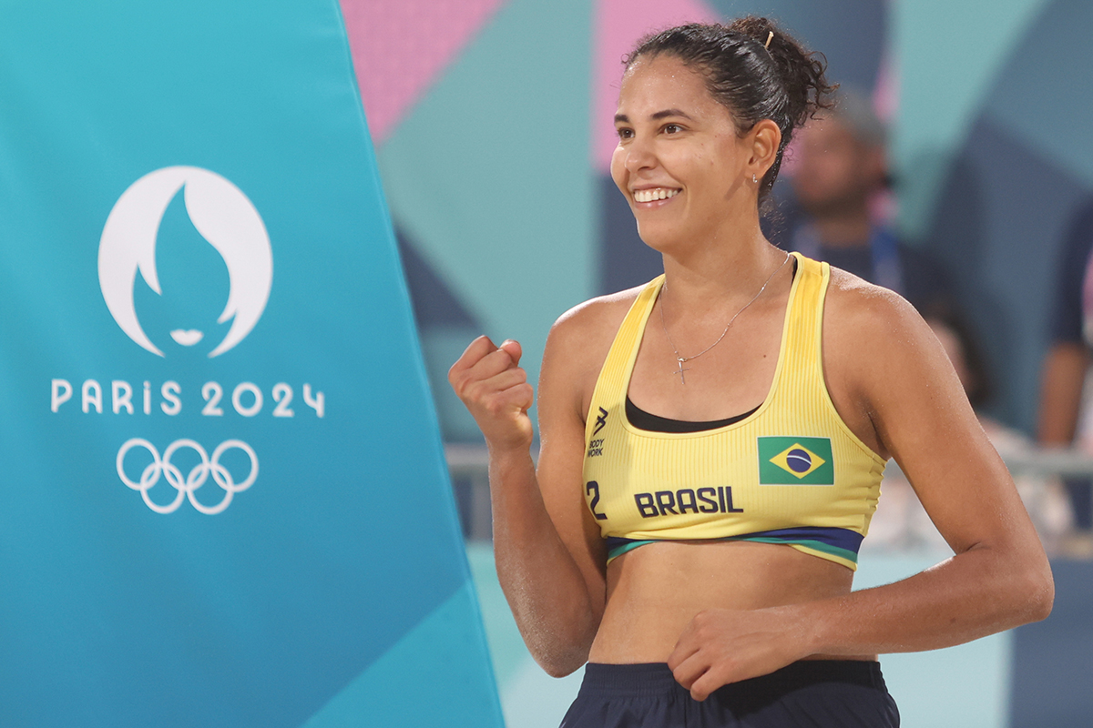 2024.07.30 - Jogos Olímpicos de Paris 2024 - Vôlei de Praia feminino. Ana Patrícia e Duda em ação em duelo da primeira fase contra a dupla espanhola Liliana e Paula. Em destaque na foto, Duda. Foto Luiza Moraes/COB