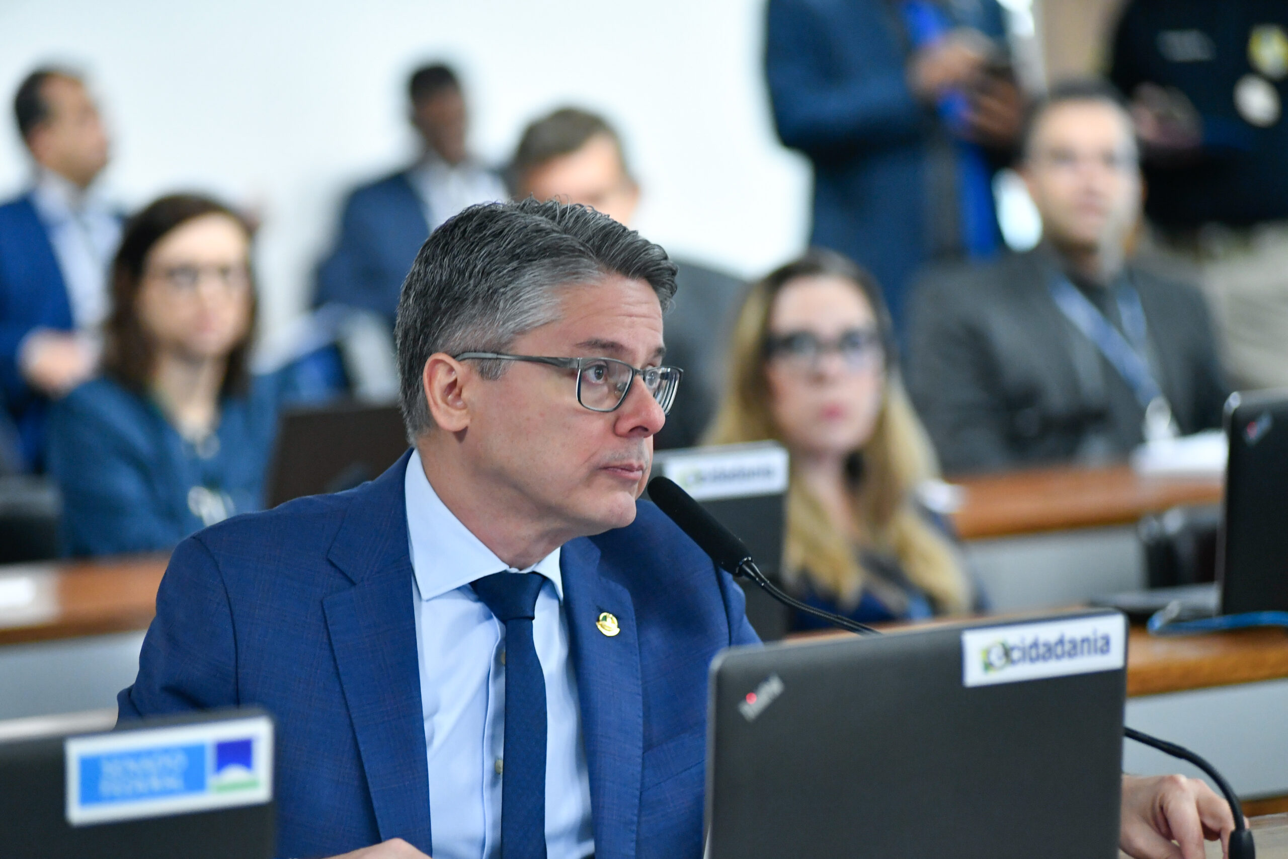 Comissão de Educação, Cultura e Esporte (CE) realiza reunião deliberativa com 12 itens. Entre eles, o PL 2.992/2019, que "dispõe sobre a validação de diplomas da educação superior expedidos irregularmente". 

Em pronunciamento, à bancada, senador Alessandro Vieira (MDB-SE).

Foto: Geraldo Magela/Agência Senado