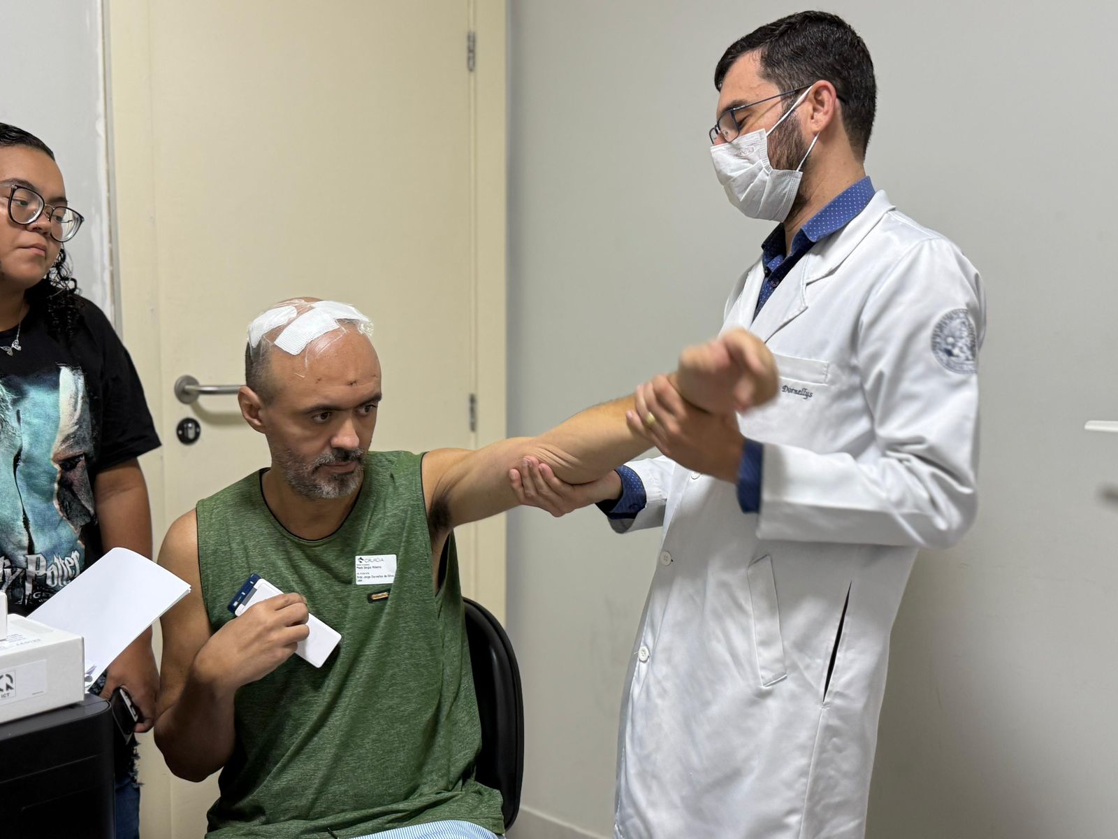 Paciente Paulo Sergio em atendimento com neurocirurgião (1)