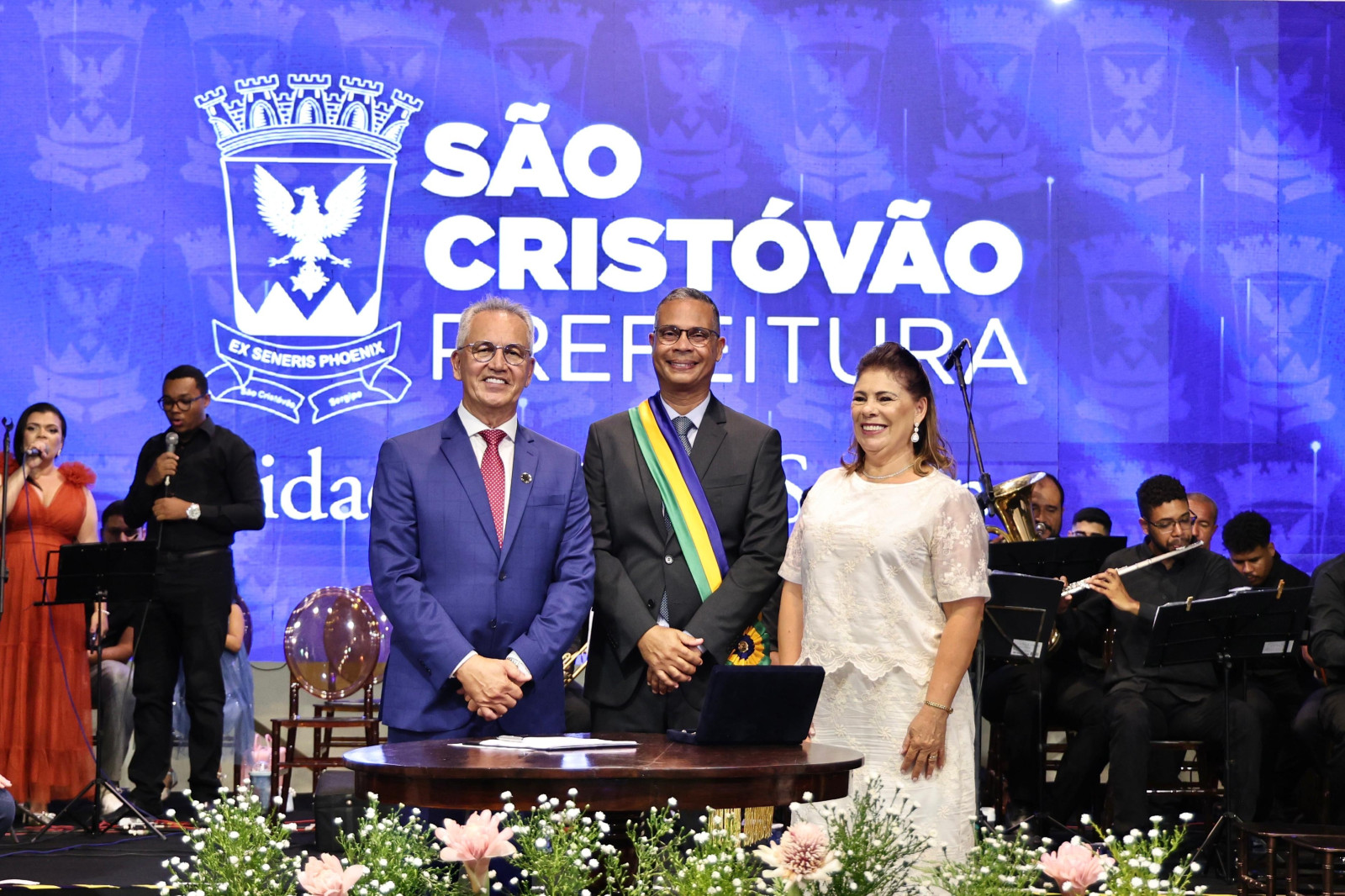 julio-junior-e-gedalva-umbauba-tomam-posse-e-destacam-o-compromisso-com-o-desenvolvimento-de-sao-cristovao-2025-01-02-6775e245446c0