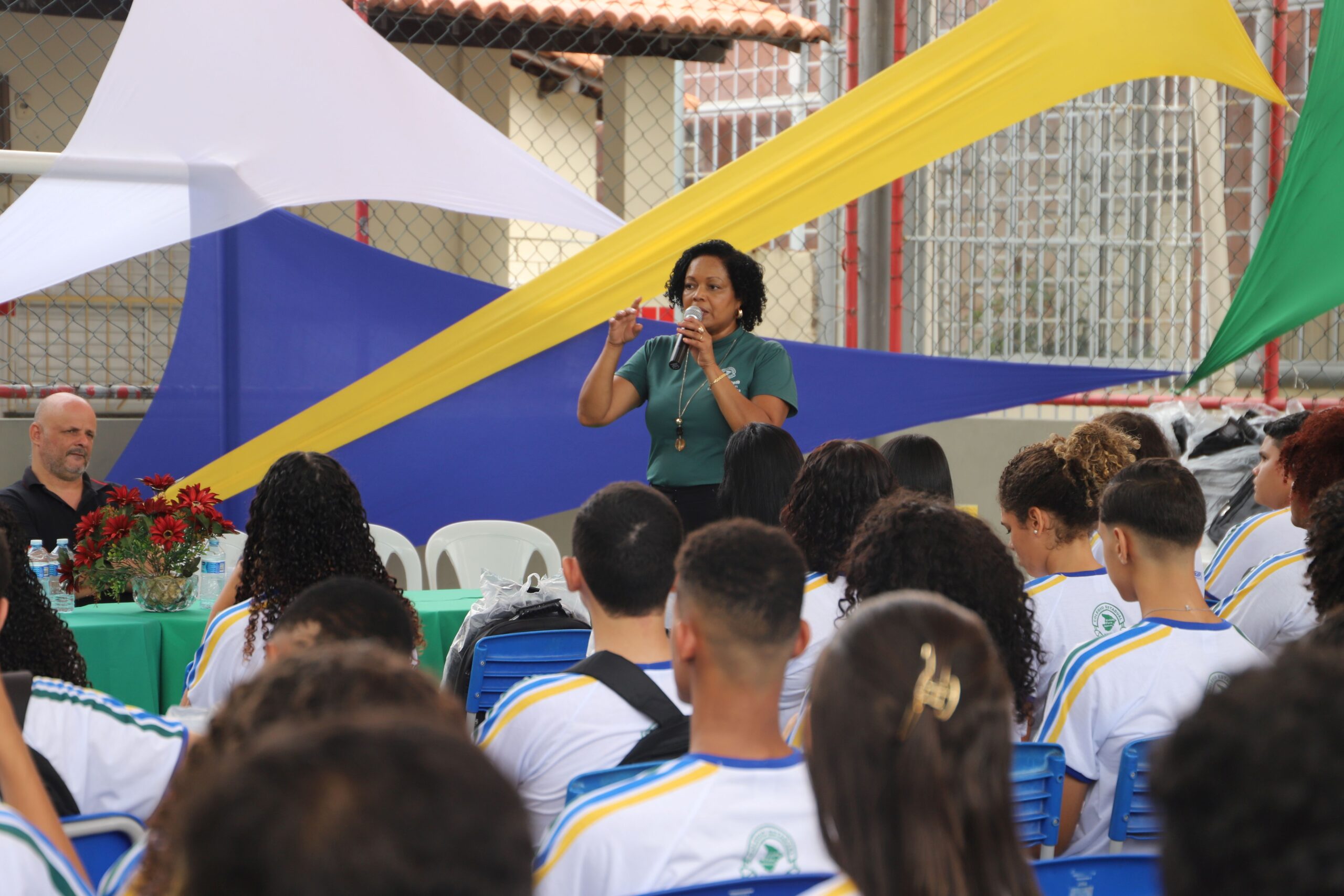 Estudantes assistem momento de acolhimento