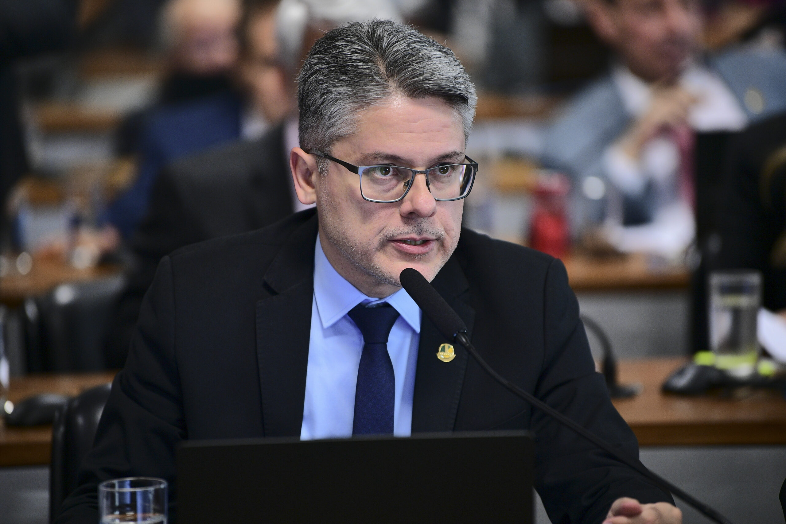 Comissão de Constituição, Justiça e Cidadania (CCJ) realiza reunião deliberativa para analisar o PLP 68/2024, que institui o Imposto sobre Bens e Serviços (IBS), a Contribuição Social sobre Bens e Serviços (CBS) e o Imposto Seletivo (IS); e dá outras providências. 

Em pronunciamento, à bancada, senador Alessandro Vieira (MDB-SE).

Foto: Pedro França/Agência Senado