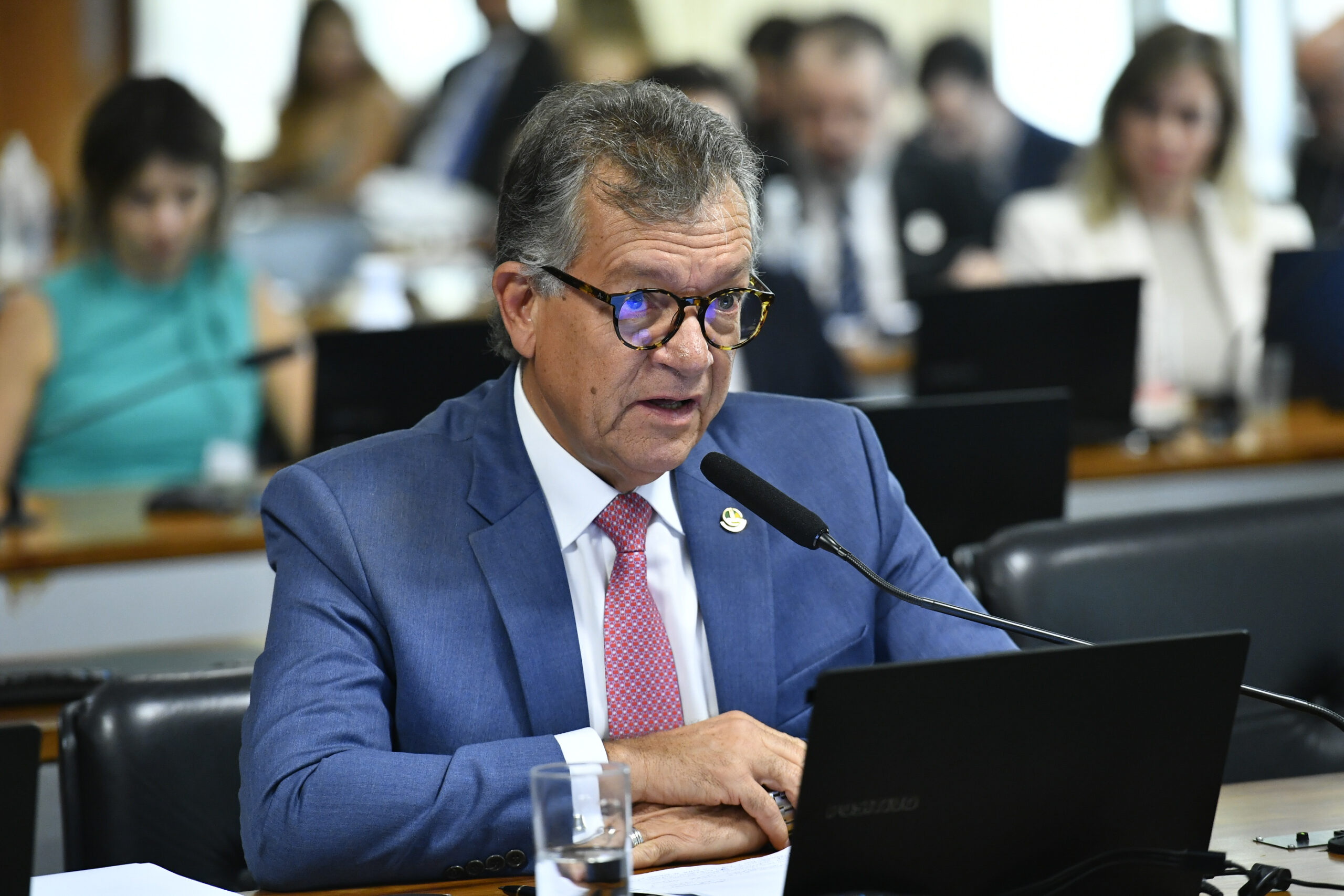 Comissão de Constituição, Justiça e Cidadania (CCJ) promove audiência pública interativa destinada a instruir os seguintes projetos que tramitam em conjunto: Projeto de Lei Complementar PLP 164/2022, que "regula o art. 146-A da Constituição Federal e estabelece normas gerais para a identificação e controle de devedores contumazes, com o objetivo de prevenir desequilíbrios da concorrência"; e o PLS 284/2017 (Complementar), que regulamenta a Constituição Federal para prever critérios especiais de tributação a fim de prevenir desequilíbrios concorrenciais.

Em pronunciamento, à bancada, senador Laércio Oliveira (PP-SE).

Foto: Geraldo Magela/Agência Senado