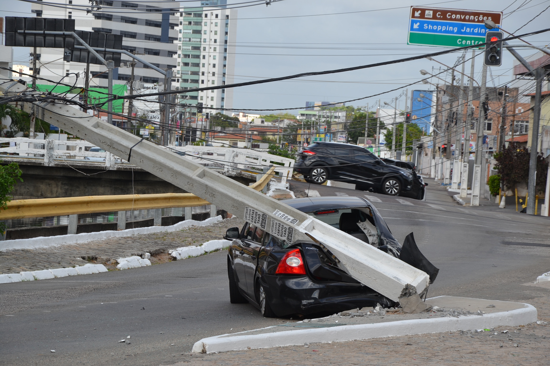 carro_parcialmente_destruido_24122018.jpg