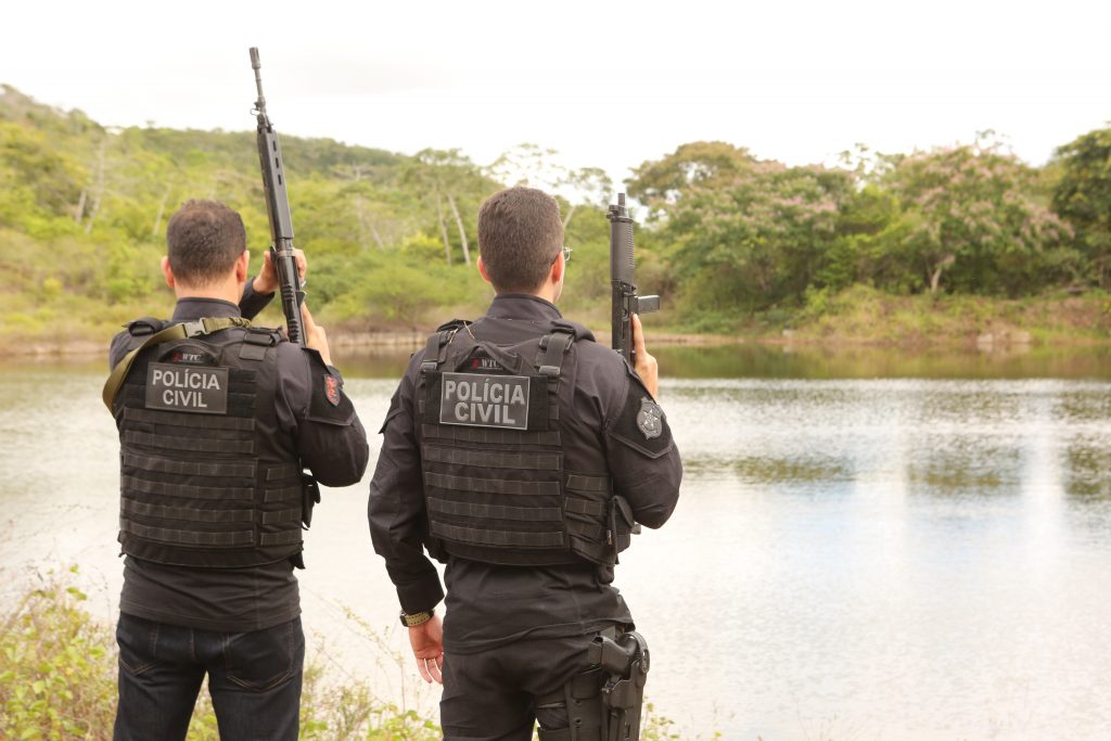 AGENTES-EM-INTERIOR-ARMA-SIMULACAO-MATO-BALACLAVA-8-1024x683