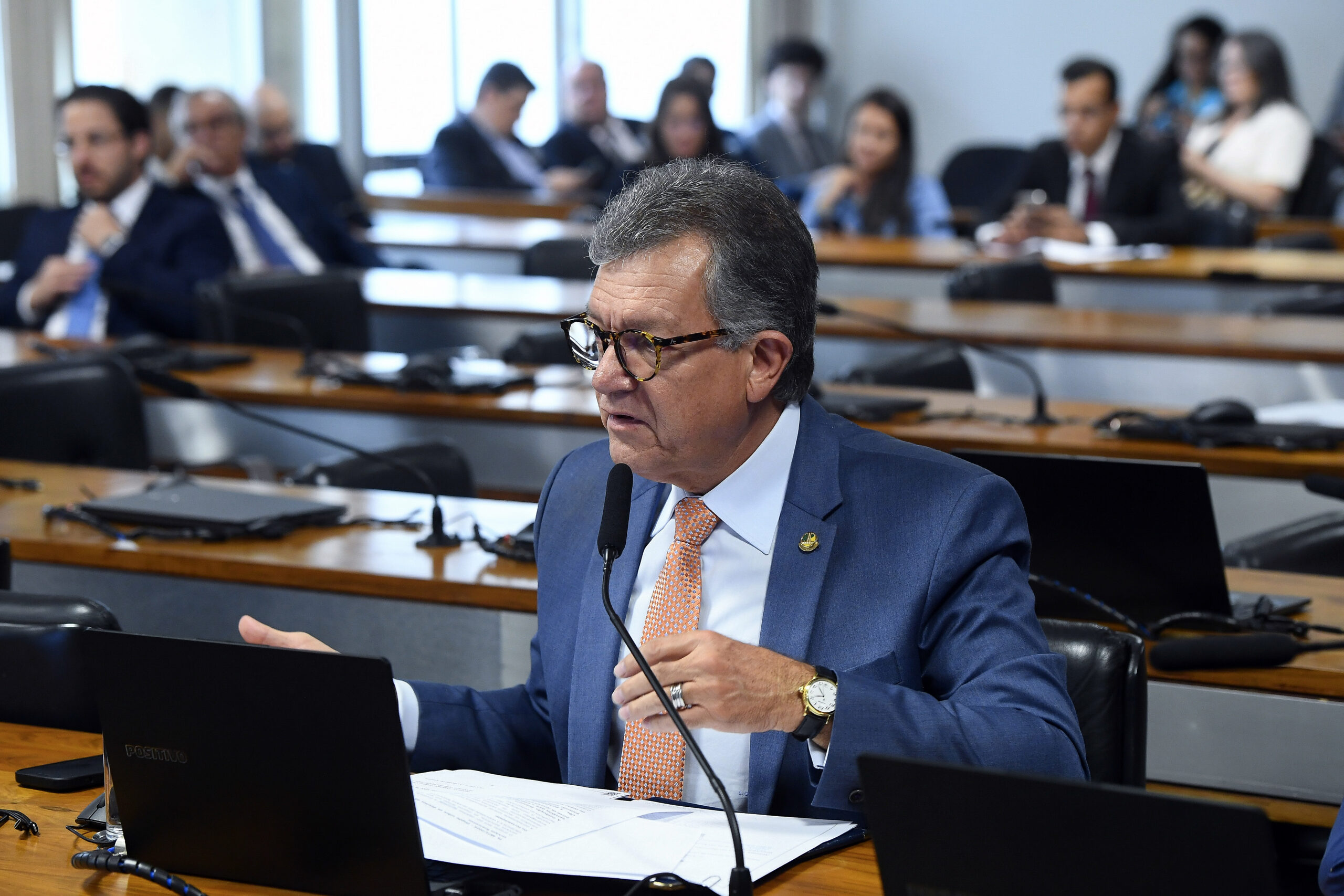 Comissão de Transparência, Governança, Fiscalização e Controle e Defesa do Consumidor (CTFC) realiza reunião deliberativa com 4 itens. Entre eles, o PL 6.047/2023, que Estabelece regras de transparência e governança que devem ser observadas pelas organizações da sociedade civil com atuação no território nacional; veda a participação, e a respectiva remuneração, de servidores públicos na composição de conselho ou diretoria dessas entidades, impondo, ainda, um período vedado de atuação nessas funções; e altera a Lei n° 8.429, de 1992, para punir como atos de improbidade administrativa a violação dessa disposição.

À bancada, em pronunciamento, senador Laércio Oliveira (PP-SE). 

Foto: Marcos Oliveira/Agência Senado