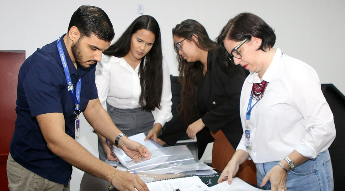 slide_3824b556ce23a33de1b3fa92e0891093