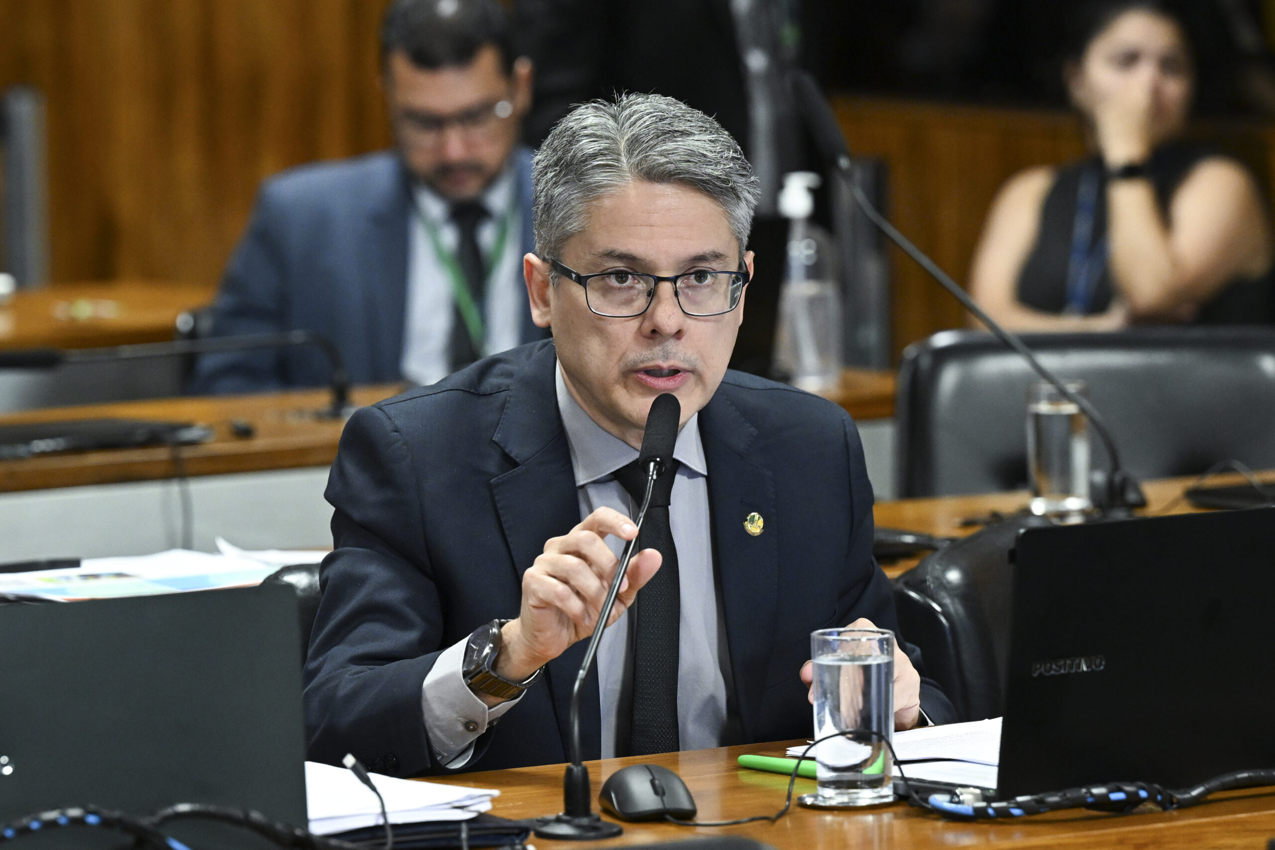 Comissão Parlamentar Mista de Inquérito do INSS - 2025 (CPMI - INSS) realiza oitiva do presidente da Confederação Nacional dos Agricultores Familiares e Empreendedores Familiares Rurais (Conafer). 

O objetivo da comissão é investigar fraudes no Instituto Nacional do Seguro Social (INSS), envolvendo descontos irregulares em benefícios de aposentados e pensionistas. A CMPI é formada por senadores e deputados, num total de 32 titulares e igual número de suplentes. 

Senador Alessandro Vieira (MDB-SE) em pronunciamento à bancada.

Foto: Carlos Moura/Agência Senado