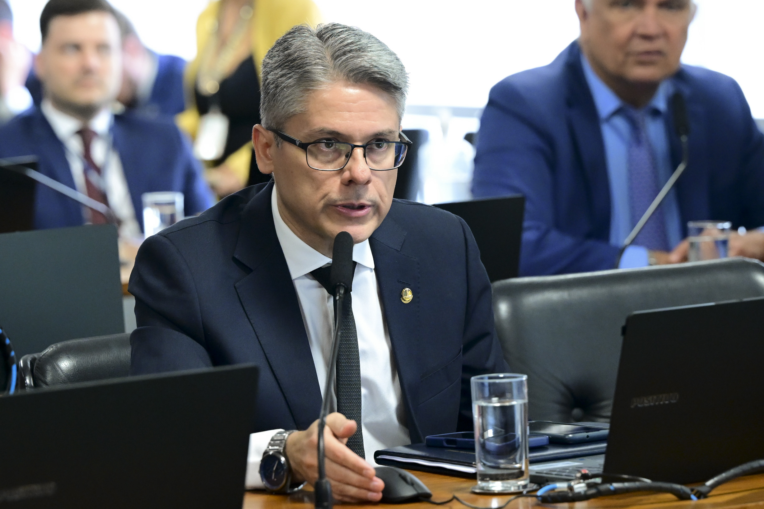 Comissão de Constituição, Justiça e Cidadania (CCJ) realiza reunião para analisar a PEC 3/2021, que exige autorização prévia da Câmara dos Deputados ou do Senado para abertura de ação penal contra parlamentares. Na pauta, também, o PL 116/2020 que inclui na Lei Maria da Penha a previsão de que a violência doméstica e familiar contra a mulher também é cometida por meios eletrônicos e o PL 4.809/2024, que aumenta penas de crimes com violência ou grave ameaça. 

Em pronunciamento, à bancada, senador Alessandro Vieira (MDB-SE).
 
Foto: Geraldo Magela/Agência Senado