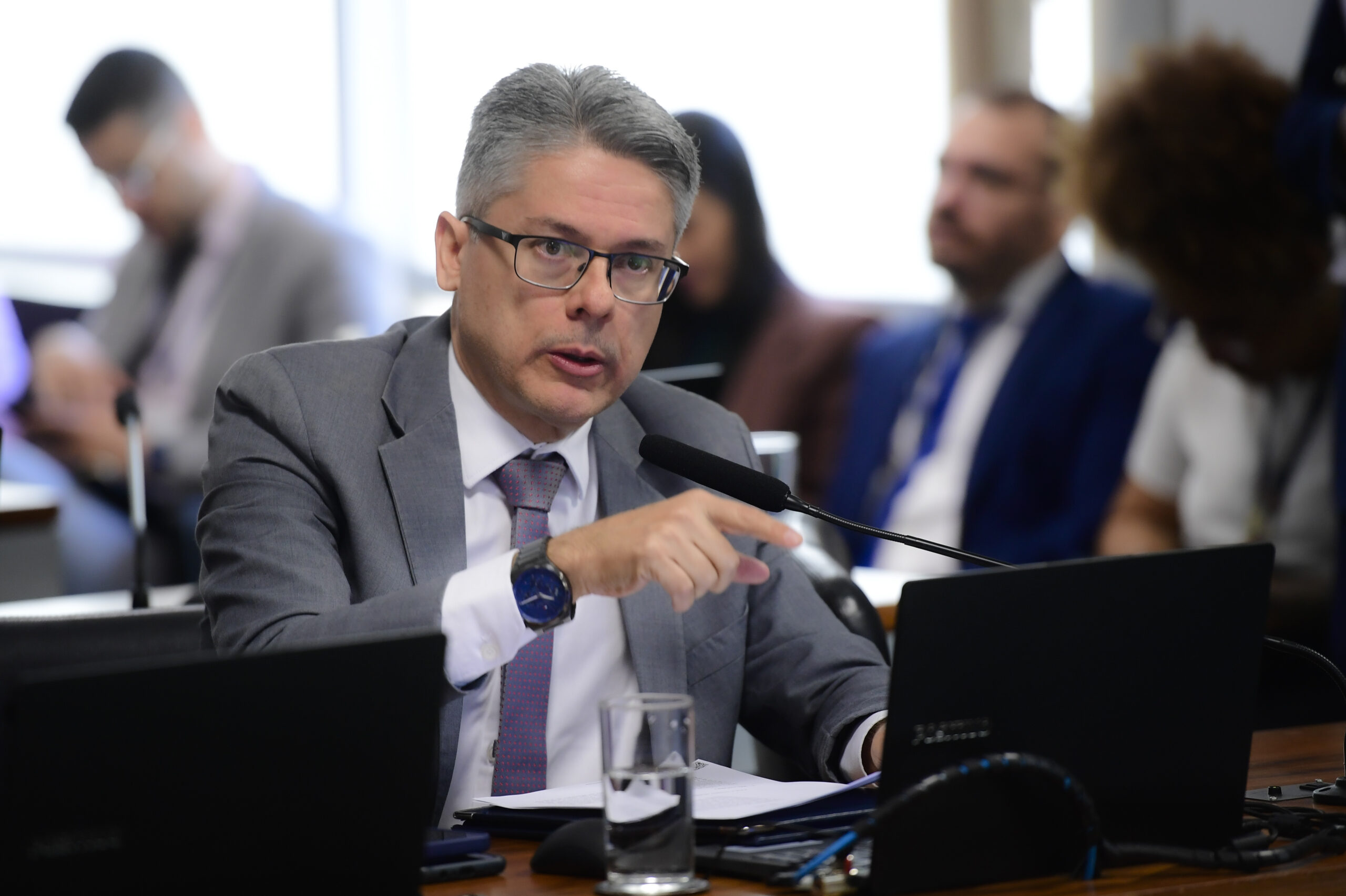 Comissão de Constituição, Justiça e Cidadania (CCJ) realiza reunião com 6 itens. Entre eles, o PL 435/2023, que altera a Lei 13.105, de 16 de março de 2015, para conceder tramitação prioritária automática aos processos protocolados em qualquer juízo ou tribunal, cuja parte seja mulher vítima de violência física.

Em pronunciamento, à bancada, senador Alessandro Vieira (MDB-SE).

Foto: Saulo Cruz/Agência Senado