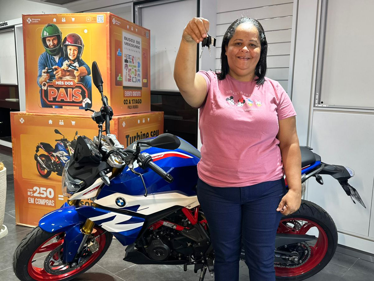 Jéssica Almeida da Silva é a ganhadora da moto BMW sorteada pelo Shopping Jardins
