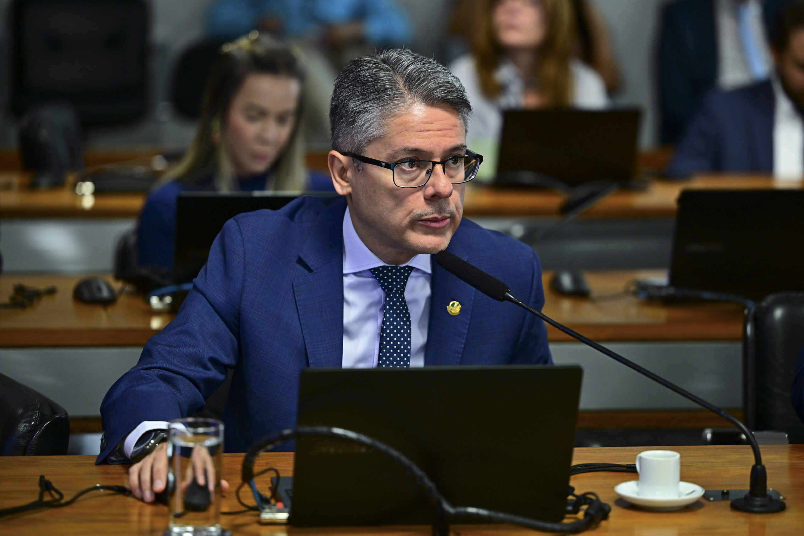 Comissão de Ciência, Tecnologia, Inovação, Comunicação e Informática (CCT) realiza reunião deliberativa com 17 itens. Entre eles, projetos de decreto legislativo que autorizam o funcionamento de rádios comunitárias em municípios da Paraíba, do Rio Grande do Sul e de Roraima. A pauta inclui também propostas sobre inclusão digital, doação de produtos apreendidos e o direito ao reparo de bens com defeito, que busca coibir a chamada “obsolescência programada”. 

Bancada:
senador Alessandro Vieira (MDB-SE).

Foto: Saulo Cruz/Agência Senado