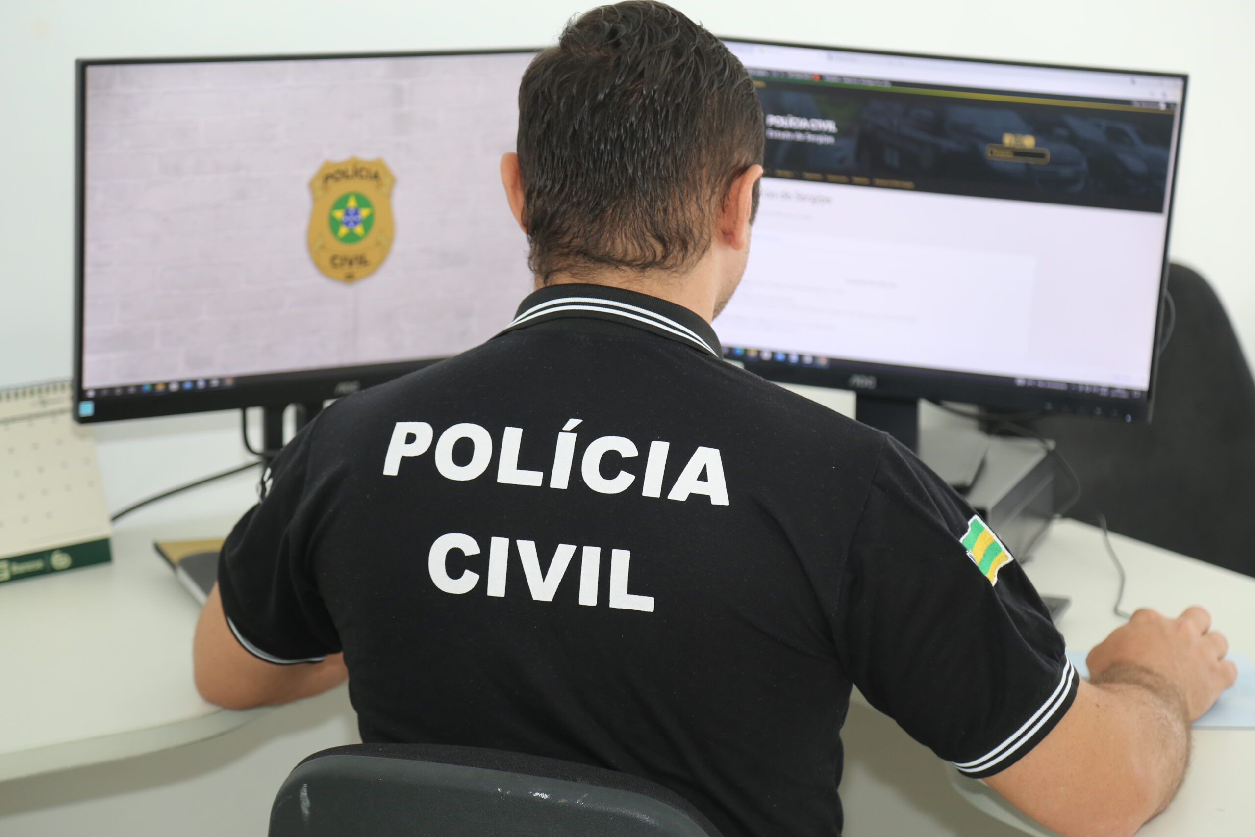 POLICIAL CIVIL COMPUTADOR MESA (3)