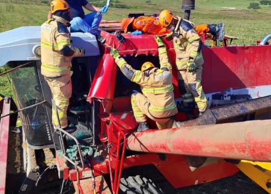 bombeiros_resgate_colheitadeira_itabaianinha_foto_corpo_bombeiros_301025