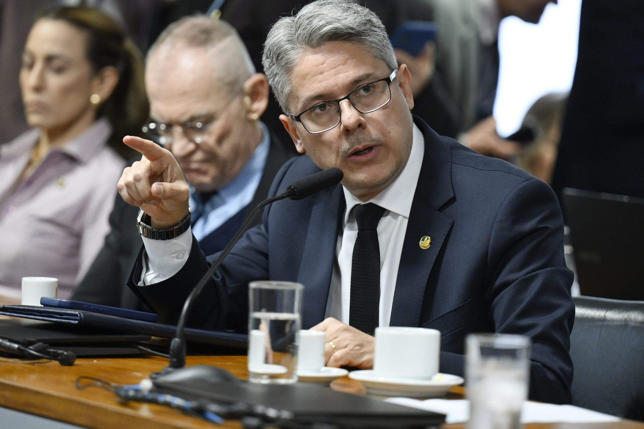 CPI do Crime Organizado (CPICRIME) realiza  reunião de instalação. O objetivo é eleger presidente, vice-presidente e relator. 

A finalidade da comissão é apurar a atuação, expansão e o funcionamento de organizações criminosas no território brasileiro, em especial de facções e milícias, de modo a permitir a identificação de soluções adequadas para o seu combate, especialmente por meio do aperfeiçoamento da legislação atualmente em vigor.

Em pronunciamento, à bancada, senador Alessandro Vieira (MDB-SE).

Foto: Andressa Anholete/Agência Senado