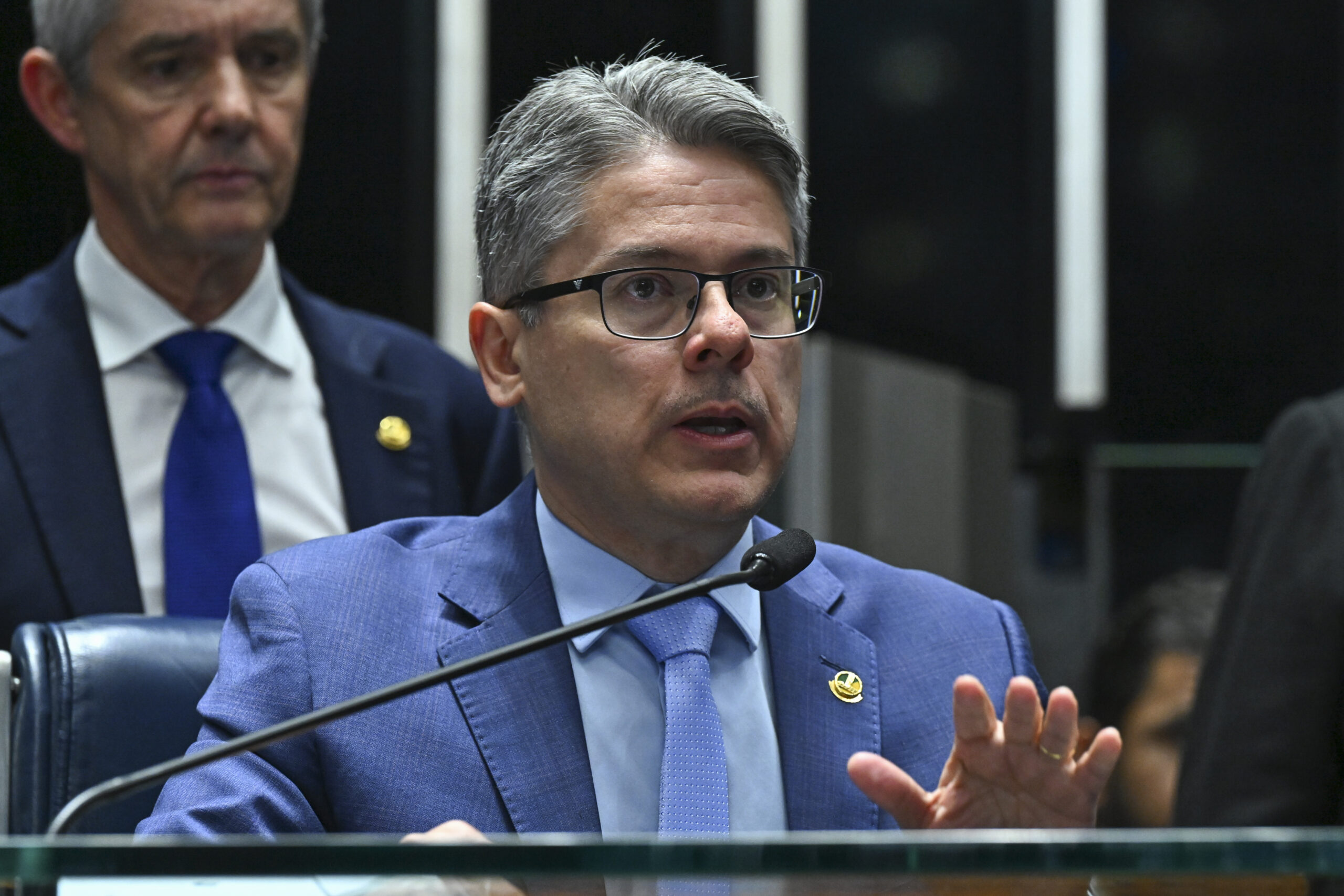 Plenário do Senado Federal durante sessão deliberativa extraordinária. Ordem do dia. 

Na pauta, o PL 1.246/2021, que estabelece a obrigatoriedade de reserva mínima de participação de mulheres em conselhos de administração das sociedades empresárias que especifica; e altera as Leis nºs 6.404, de 15 de dezembro de 1976, e 13.303, de 30 de junho de 2016. 

Mesa: 
senador Alessandro Vieira (MDB-SE) - em pronunciamento. 

Foto: Jefferson Rudy/Agência Senado