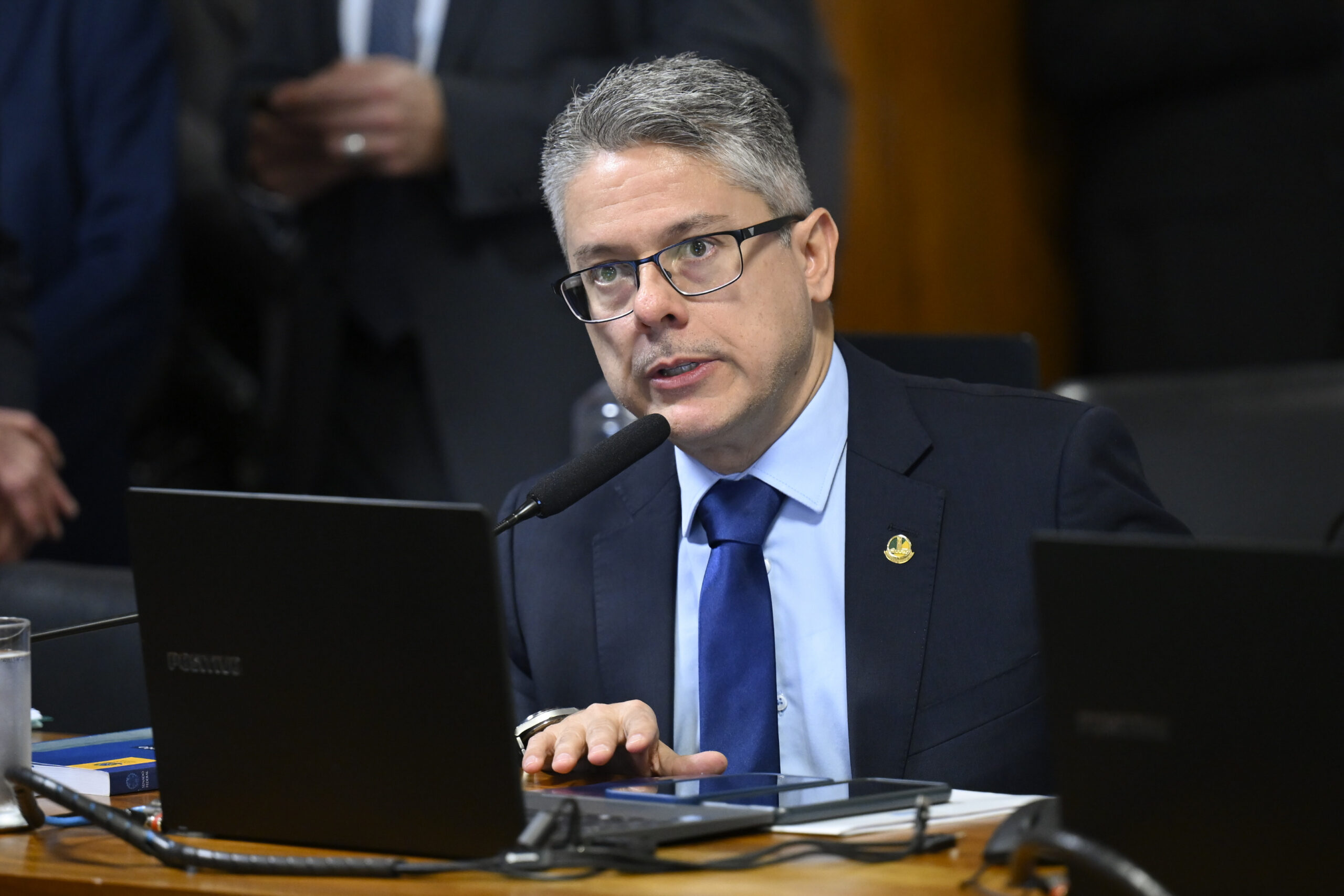 Comissão de Constituição, Justiça e Cidadania (CCJ) realiza reunião com 4 itens. Entre eles, o PL 2.162/2023, que altera a Lei de Execução Penal e o Código Penal para modificar critérios de dosimetria da pena e de progressão de regime. 

Em pronunciamento, à bancada, senador Alessandro Vieira (MDB-SE). 

Foto: Saulo Cruz/Agência Senado