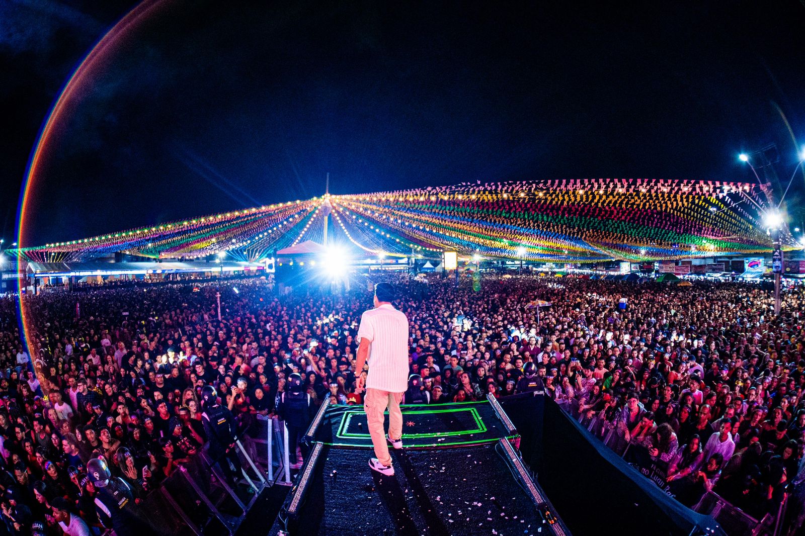 Cássio Jr durante show no Festival da Mandioca 2025, em Lagarto-SE