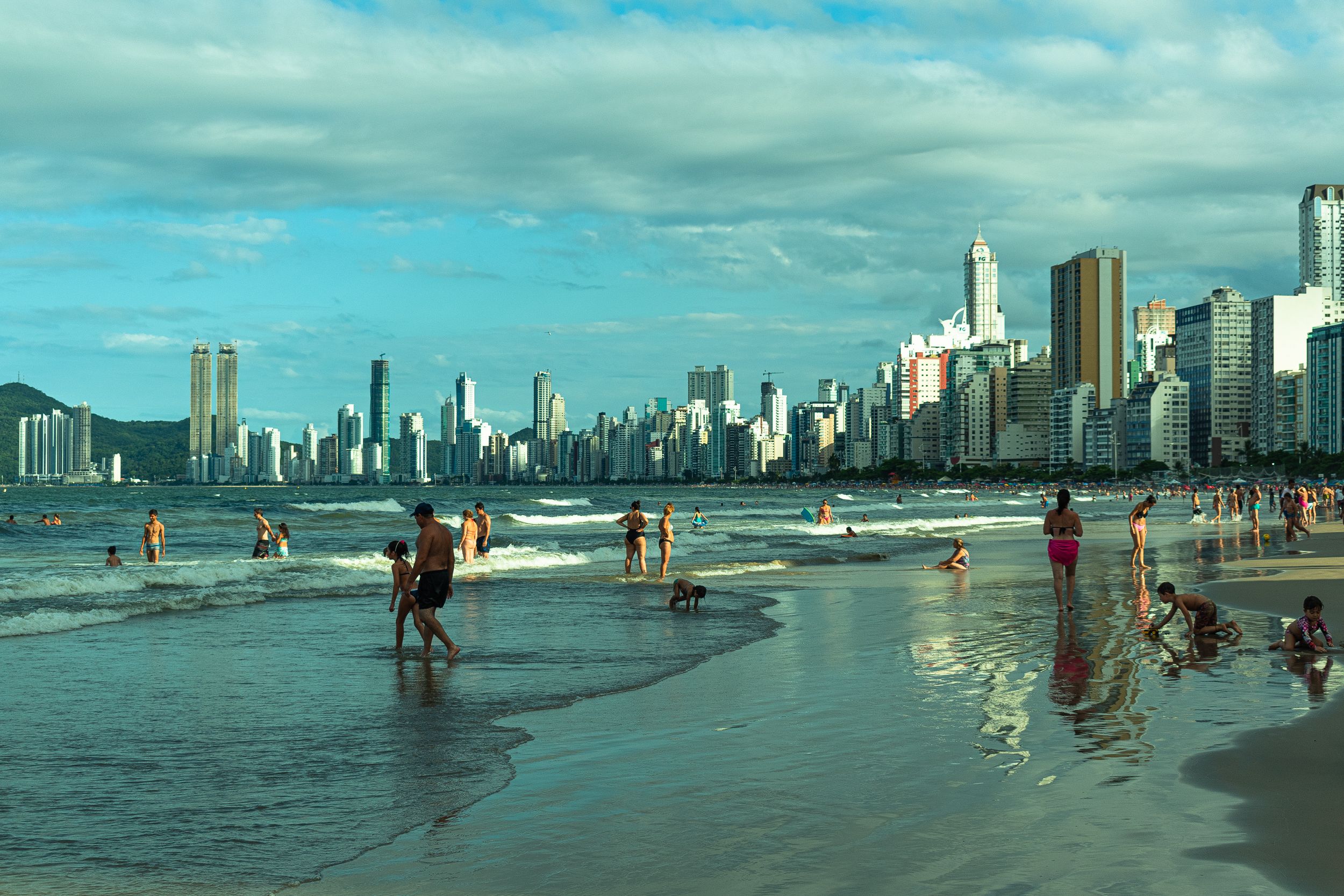 Disponível-para-uso-gratuito-Balneário-Camboriú-Pessoas -Na-Praia