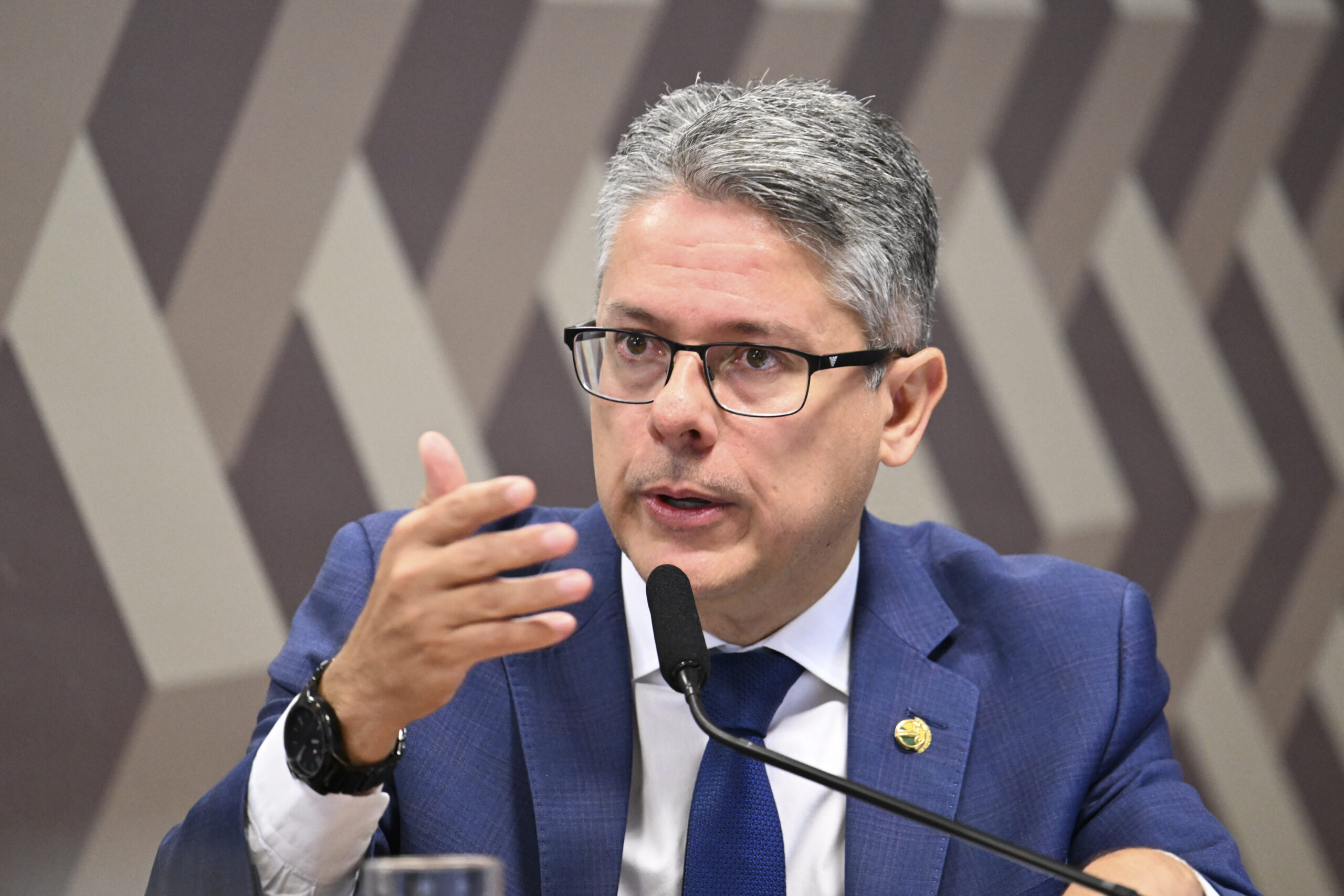 CPI do Crime Organizado (CPICRIME) realiza oitiva da diretora de Políticas Econômicas da Meta para a América Latina.

A Meta é um conglomerado de tecnologia e mídias digitais do qual fazem parte o Facebook, o Instagram e o Whatsapp. Os senadores da comissão buscam informações sobre a possível utilização das plataformas digitais do grupo para a disseminação de atividades criminosas.  

A finalidade da comissão é apurar a atuação, expansão e o funcionamento de organizações criminosas no território brasileiro, em especial de facções e milícias, de modo a permitir a identificação de soluções adequadas para o seu combate, especialmente por meio do aperfeiçoamento da legislação atualmente em vigor. 

Relator da CPICRIME, senador Alessandro Vieira (MDB-SE) em pronunciamento à mesa.

Foto: Edilson Rodrigues/Agência Senado