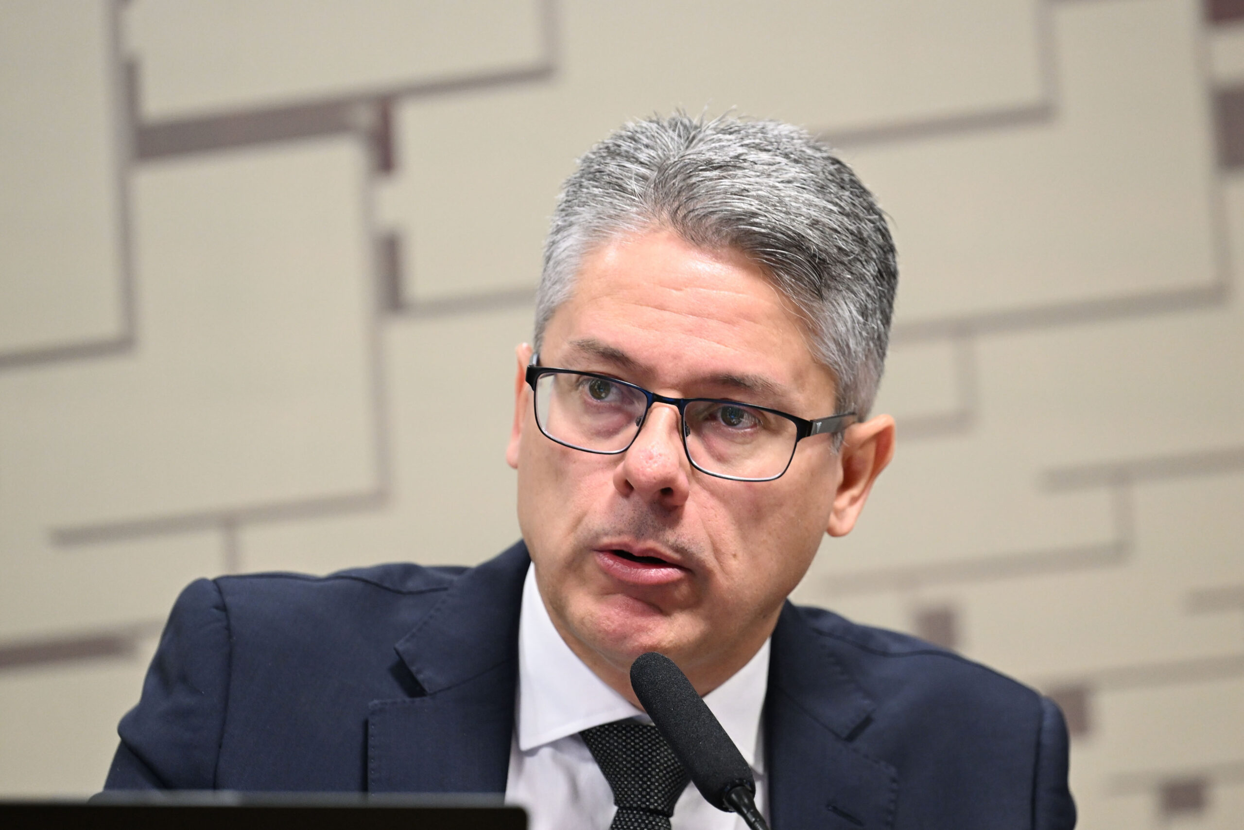 Comissão de Direitos Humanos e Legislação Participativa (CDH) realiza reunião com 12 itens. Entre eles o PL 1.020/2023 que institui o Dia Nacional de Proteção e Combate à Violência contra as Mulheres Indígenas.

Mesa: 
relator da CPICRIME, senador Alessandro Vieira (MDB-SE).

Foto: Edilson Rodrigues/Agência Senado