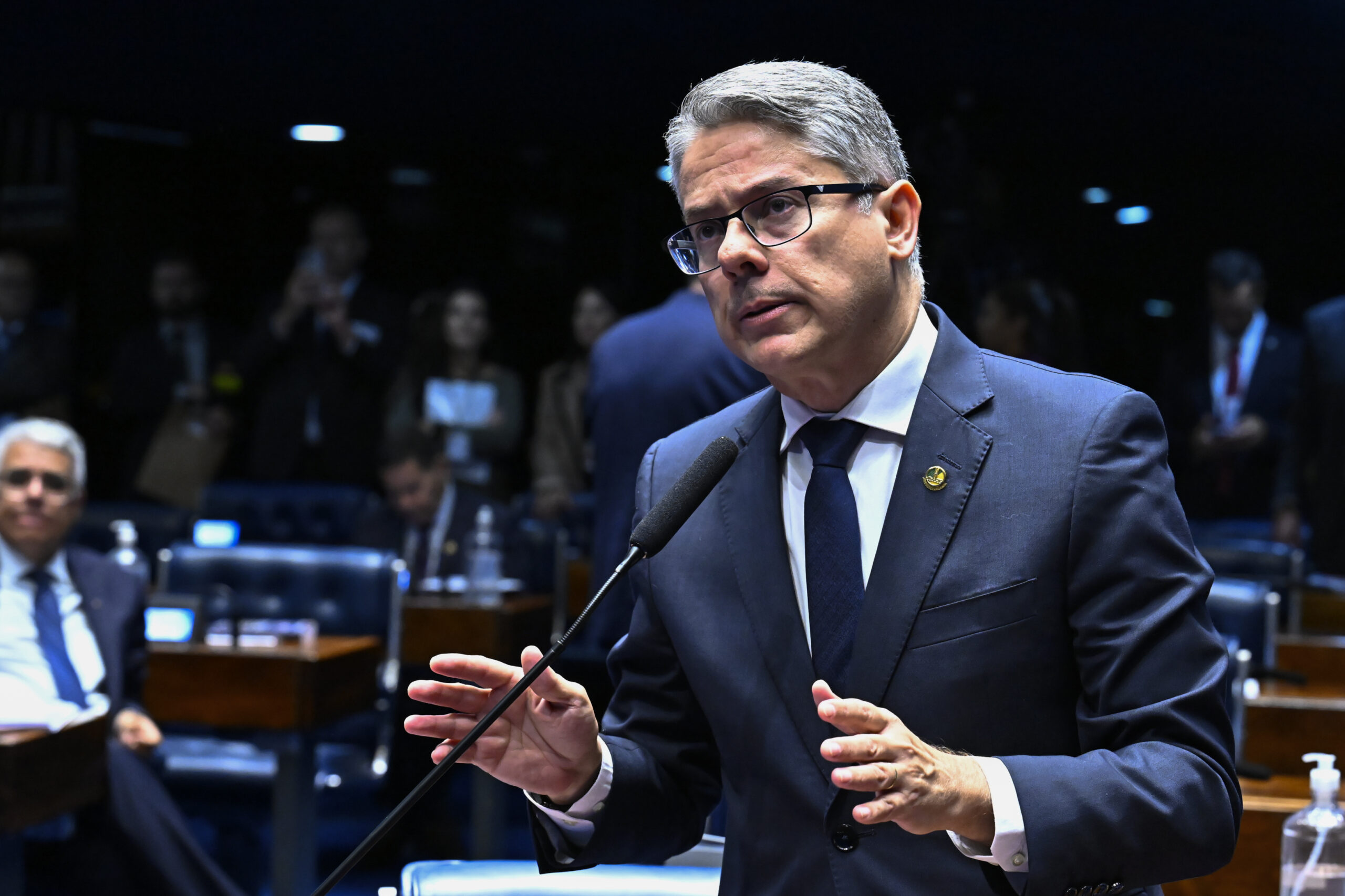 Plenário do Senado Federal durante sessão deliberativa ordinária. Ordem do dia. 

Na pauta, a retomada da isenção tributária para o Terceiro Setor (PLP 11/2026), a atualização de regras para concessão de indenização por dano moral (PL 3.777/2023), além da criação da Política Nacional para Recuperação da Vegetação da Caatinga (PL 1.990/2024).  

À bancada, em pronunciamento, senador Alessandro Vieira (MDB-SE). 

Foto: Waldemir Barreto/Agência Senado