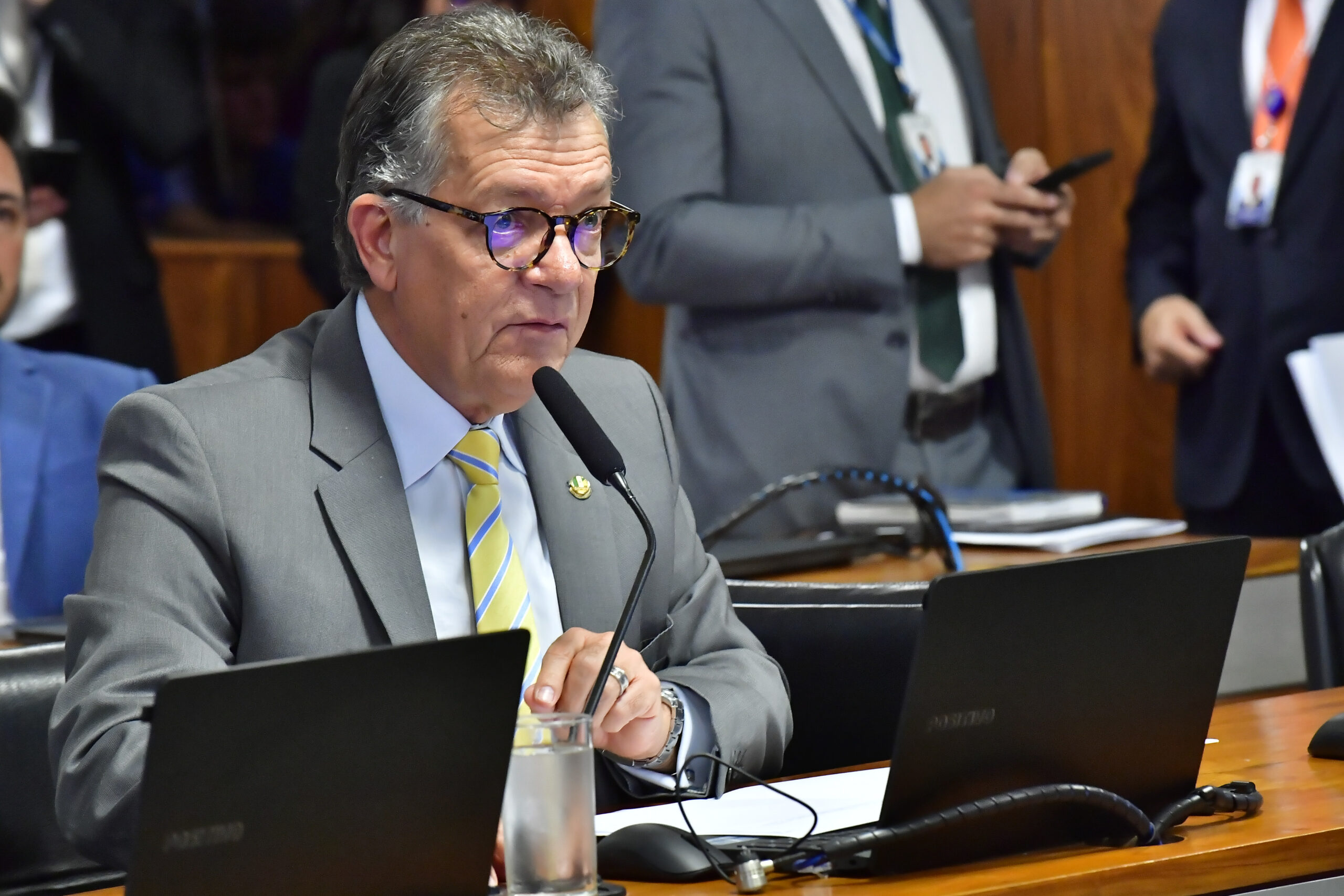 Comissão de Transparência, Governança, Fiscalização e Controle e Defesa do Consumidor (CTFC) realiza reunião deliberativa com 1 item: PL 4.871/2024, que "dispõe sobre os direitos da pessoa natural usuária de serviços financeiros". À bancada, em pronunciamento, senador Laércio Oliveira (PP-SE). Foto: Waldemir Barreto/Agência Senado